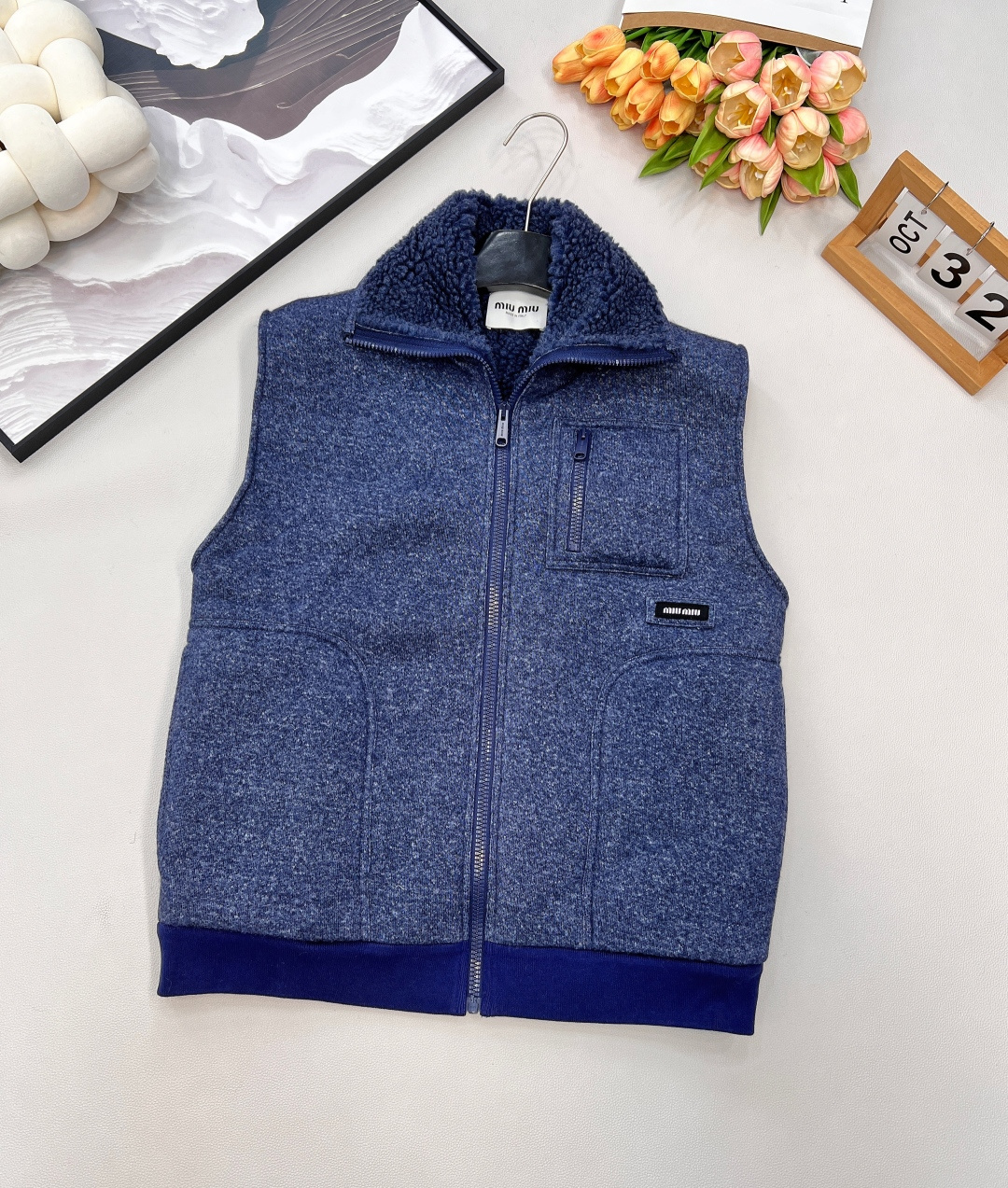 NO:569191,MiuMiu25SS new autumn and winter letter patch Teddy vest, come and get the first vest in autumn and winter ~ The soft silhouette polar fleece vest is fashionable when worn, the first choice for autumn and winter. This year's must-have lamb hair vest is very cost-effective and super soft and has high warmth. The outfit perfectly blends the retro college feeling with the sweet and cool girly feeling, which is very suitable for sisters who want to have a 'sweet but not greasy, cool but not cold' style~  This polar fleece vest has a plush design on the neckline that adds a sense of gentleness, and the shape optimizes body proportions. It can be paired with a dark gray pleated skirt. It is a standard item for college style. The pleated design has a lively feel, and it is very suitable for the retro feel of the jacket~, the same style for men and women!  Complete three standards, big shipments, size sml code, miumiu, skirts, jackets & coats, alexander wang19860909MiuMiu25SS秋冬新款字母贴片泰迪马甲,来get秋冬第一件马甲～软乎乎廓形摇粒绒马甲穿上就是时髦精,秋冬首选 今年必入的羊羔毛马甲,性价比拉满 超软保暖性高.穿搭把复古学院感和甜酷少女感融合得恰到好处,很适合想要走“甜而不腻、酷而不冷”风格的姐妹～ 这款摇粒绒马甲,领口的毛绒设计增添温柔感,版型优化身材比例,可搭配深灰色百褶裙,学院风标配单品,褶皱设计自带活泼感,和外套的复古感适配度超高～,男女同款！三标齐全,大货出 尺码sml 编码,,miumiu,skirts,jackets & coats,alexander wang,Women's clothing