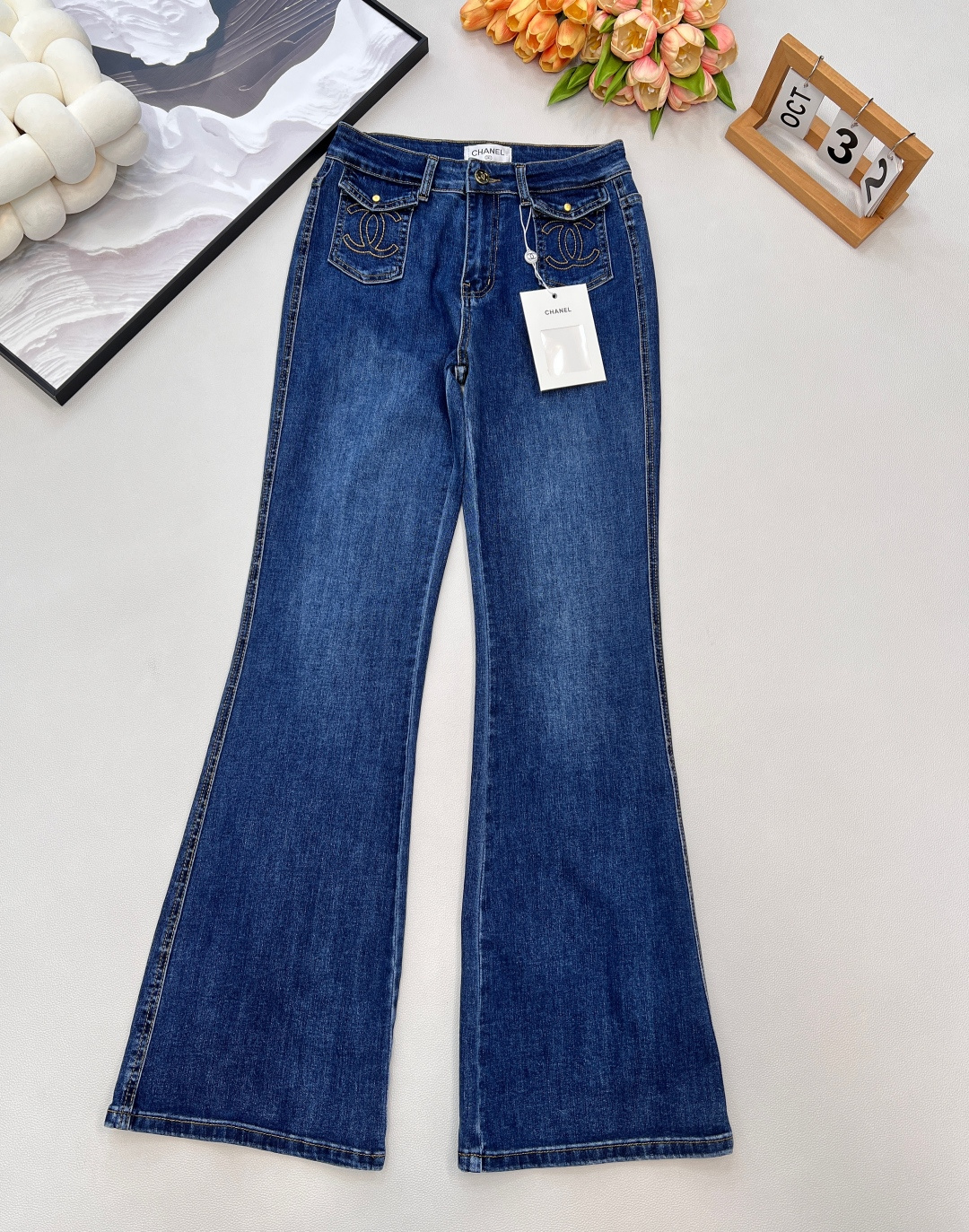 NO:569195,Chanel25B Advanced Handicraft Workshop Series New Double C Embroidered Mild Denim Trousers丨Exclusive high-end version!  Made of dark indigo denim fabric, it has a vintage tone with a distressed texture. After special processing, it is soft, comfortable and has excellent support. The double C embroidered badge on the front pocket is exquisite and three-dimensional, and the metal buttons and brand logo concealed buckle design are high-waisted.  The slightly flared silhouette drapes naturally from the waist, and the flared trousers cleverly modify the calf line, easily creating the visual effect of 'one-meter-and-eight-meter-long legs'. A low-key awakening of the luxury genes of the fragrance family, and a French retro fashion aura when walking. Complete with three standards, large quantities of goods  Size sml code,,chanel,chanel,alexander wang19860909Chanel25B高级手工坊系列新款 双C刺绣微喇牛仔长裤丨独家高版出品！选用深靛蓝丹宁面料,自带做旧质感的复古腔调,经过特殊工艺处理,柔软舒适且具绝佳版型支撑力.前袋处的双C刺绣徽章精致立体,金属纽扣与品牌标识暗扣设计,高腰微喇廓形从腰际自然垂坠,喇叭裤脚巧妙修饰小腿线条,轻松营造“腿长一米八”的视觉效果.低调唤醒香家的奢华基因,行走间尽是法式复古的时髦气场.三标齐全,大货出 尺码sml 编码,,chanel,chanel,alexander wang,Women's clothing