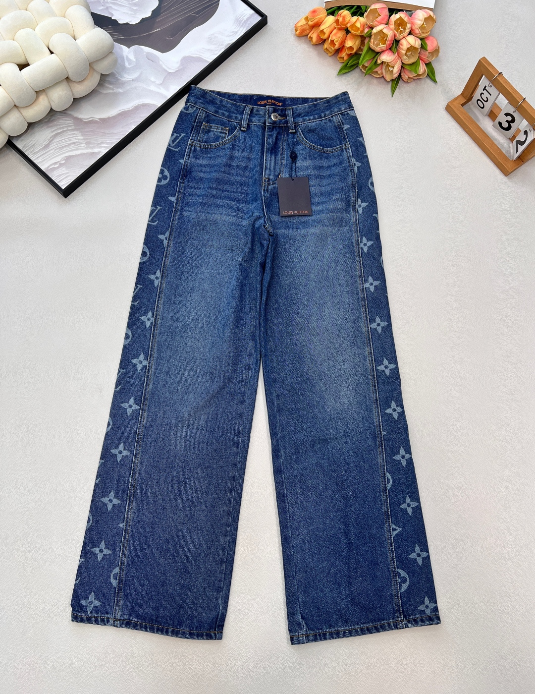 NO:569205,LOUIS VUITTON25Fw new autumn and winter retro denim laser printed denim wide-leg pants丨Exclusive high-end version!  The denim fabric has a retro texture, and the high-waisted wide-leg version instantly lengthens the leg lines, giving you a casual and free aura when walking. The iconic presbyopia print on the side, set against the washed blue denim, makes the luxury brand more recognizable, and every detail highlights the brand's handed down craftsmanship. The leather label on the back waist is the finishing touch that reveals a sense of high-end in a low-key manner. Complete with three standards, large shipments. Size sml code L,, louis  vuitton,alexander wang19860909LOUIS VUITTON25Fw秋冬新款复古丹宁激光印花牛仔阔腿裤丨独家高版出品！丹宁面料自带复古质感,高腰阔腿版型瞬间拉长腿部线条,行走间尽是随性洒脱的气场.侧边满幅的标志性老花印花,在水洗蓝牛仔的衬托下,奢牌辨识度拉满,每一处细节都彰显着品牌的传世工艺.后腰的皮质标牌,更是低调中透出高级感的点睛之笔.三标齐全,大货出 尺码sml 编码L,,louis vuitton,alexander wang,Women's clothing