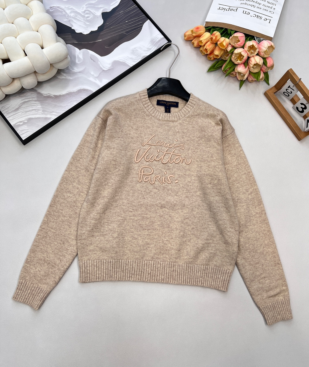 NO:569219,Louis Vuitton 25FW new autumn and winter Monogram embroidered cashmere knitted sweater丨Exclusive high-end version!  Milky brown color + gold embroidery, full of low-key luxury! Cashmere material, soft and delicate, super comfortable to wear, great for warmth in autumn and winter. The round neck design is simple and elegant, the cuffs and hem are ribbed, and the details are exquisite. The embroidered logo enhances recognition. Whether it is worn casually with jeans or elegantly with a skirt, it can be easily worn, suitable for commuting or traveling ~ Three standards are complete, large quantities are shipped. Size sml code, louis  vuitton,skirts,jeans,sweaters,alexander wang19860909Louis Vuitton 25FW秋冬新款 Monogram刺绣羊绒针织毛衣丨独家高版出品！奶咖色+金色刺绣,低调奢华感满满!山羊绒材质,柔软细腻,贴身穿超舒服,秋冬保暖力在线器.圆领设计简约大方,袖口和下摆罗纹收口,细节精致.刺绣Logo提升辨识度,无论搭牛仔裤休闲还是配裙装优雅,都能轻松驾驭,通勤或出游都很适合哦~三标齐全,大货出 尺码sml 编码,,louis vuitton,skirts,jeans,sweaters,alexander wang,Women's clothing