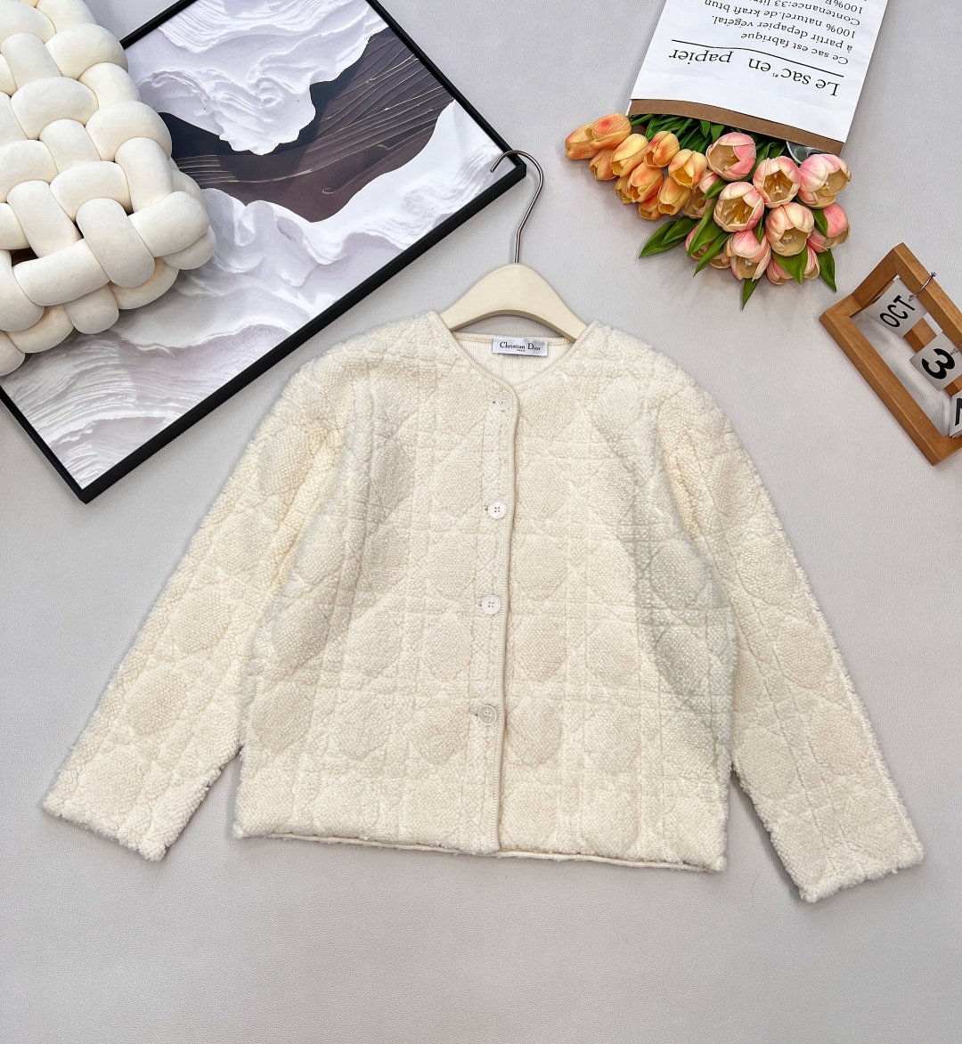 NO:569230,Dior25FW new autumn and winter cannage knitted single-breasted cardigan jacket丨Exclusive high-end version!  All-over three-dimensional cannage knitting, embossed letter logo on the back, wool yarn, Italian origin craftsmanship, so that the fabric has the softness and warmth of cashmere, but also has the three-dimensional texture of knitting. You can enjoy a cloud-like luxury experience when you touch the skin. It is both cold-proof and fashionable in autumn and winter. It has three standards and is shipped in large quantities. Size sml code D, dior, jackets & coats, alexander wang19860909Dior25FW秋冬新款藤格纹针织单排扣开衫外套丨独家高版出品！满幅立体藤格纹针织,后背浮雕式字母标识,羊毛纱线,意大利原产工艺,让面料既有羊绒的柔糯保暖,又兼具针织的立体肌理,触肤即享云朵般的奢适体验,秋冬御寒与时髦并存,三标齐全,大货出 尺码sml 编码D,,dior,jackets & coats,alexander wang,Women's clothing