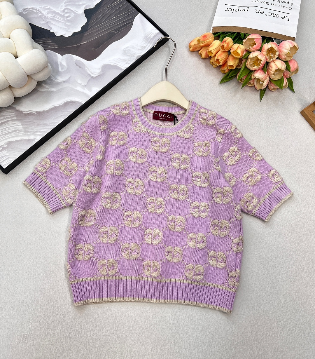 NO:569242,Gucci2025 new round neck jacquard knitted short sleeves are made of customized YB wool yarn.  , complete three standards, two colors, size sml code, gucci, T-shirt, alexander wang19860909Gucci2025新款圆领提花针织短袖定制YB羊毛纱线织造,质感上乘,穿搭舒适,圆领针织短袖版型,成衣以螺纹包边收窄,设计保持统一调性,整体造型高级挺括,大身通体双G提花点缀,碰撞出的时髦火花,打造品牌特有洋气风格,常规剪裁,包容身材,穿搭松弛显瘦.定制面辅料 认准版本 ,三标齐全,两色出 尺码sml 编码,,gucci,T-shirt,alexander wang,Women's clothing