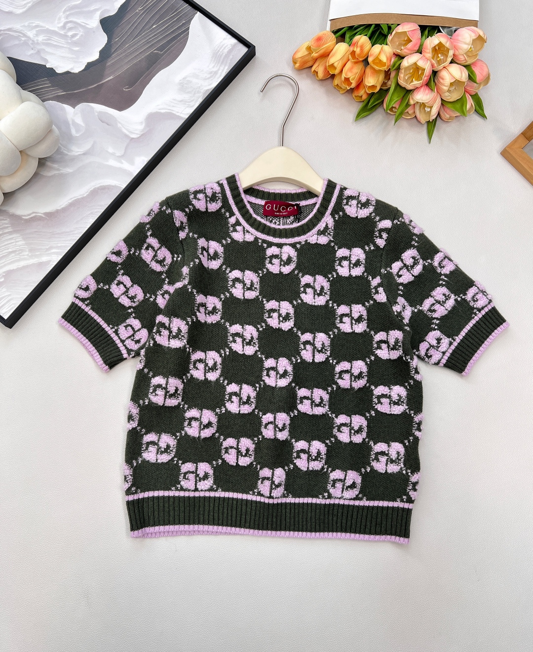 NO:569247,Gucci2025 new round neck jacquard knitted short sleeves are made of customized YB wool yarn.  , three standards complete, two colors available, size sml code G, gucci, T-shirt, alexander wang19860909Gucci2025新款圆领提花针织短袖定制YB羊毛纱线织造,质感上乘,穿搭舒适,圆领针织短袖版型,成衣以螺纹包边收窄,设计保持统一调性,整体造型高级挺括,大身通体双G提花点缀,碰撞出的时髦火花,打造品牌特有洋气风格,常规剪裁,包容身材,穿搭松弛显瘦.定制面辅料 认准版本 ,三标齐全,两色出 尺码sml 编码G,,gucci,T-shirt,alexander wang,Women's clothing