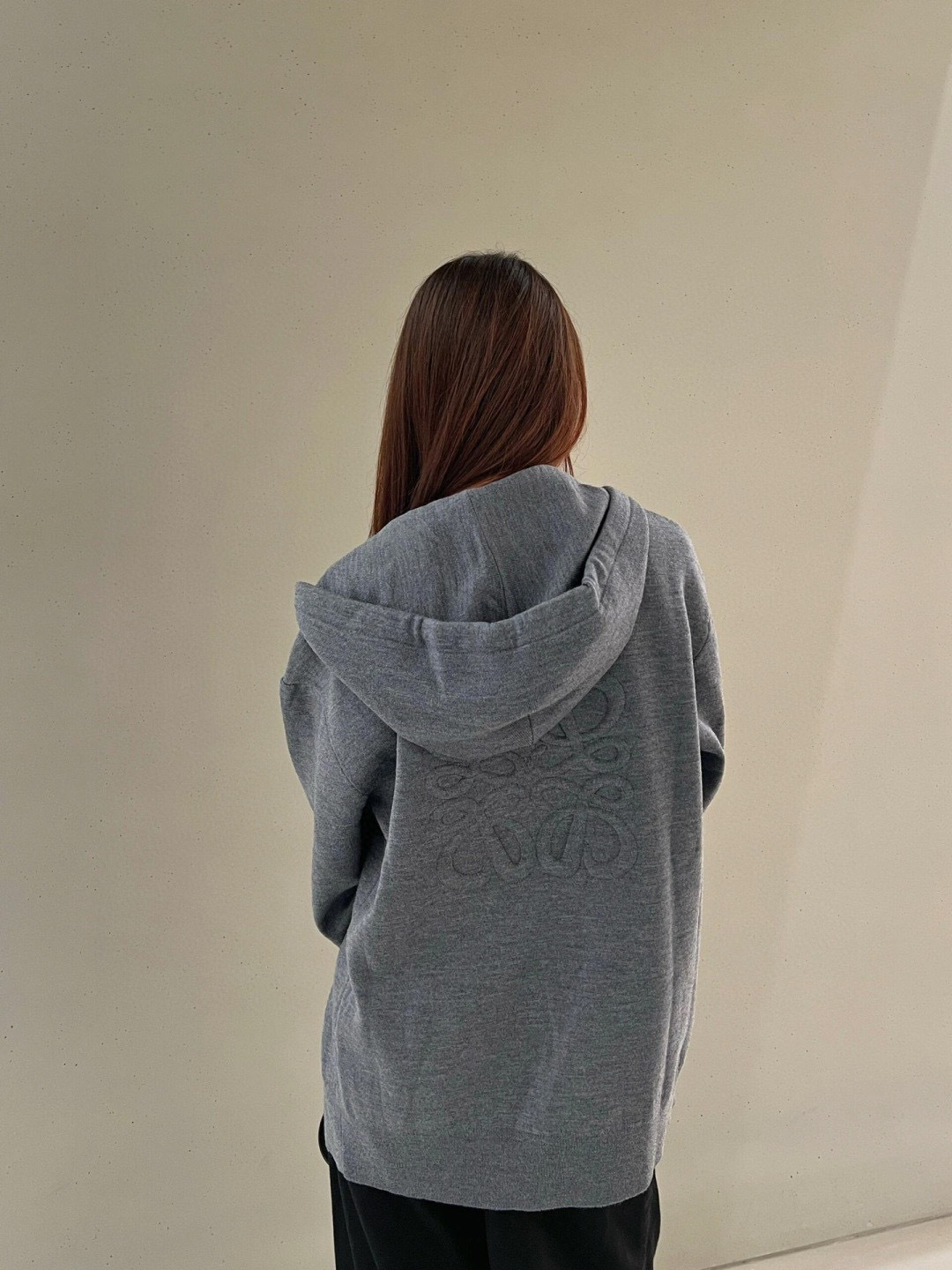 NO:569262,Loewe｜Today is a relaxed gray cool girl,,loewe,alexander wang19860909Loewe｜今天是松弛感灰色酷女孩,,loewe,alexander wang,Women's clothing