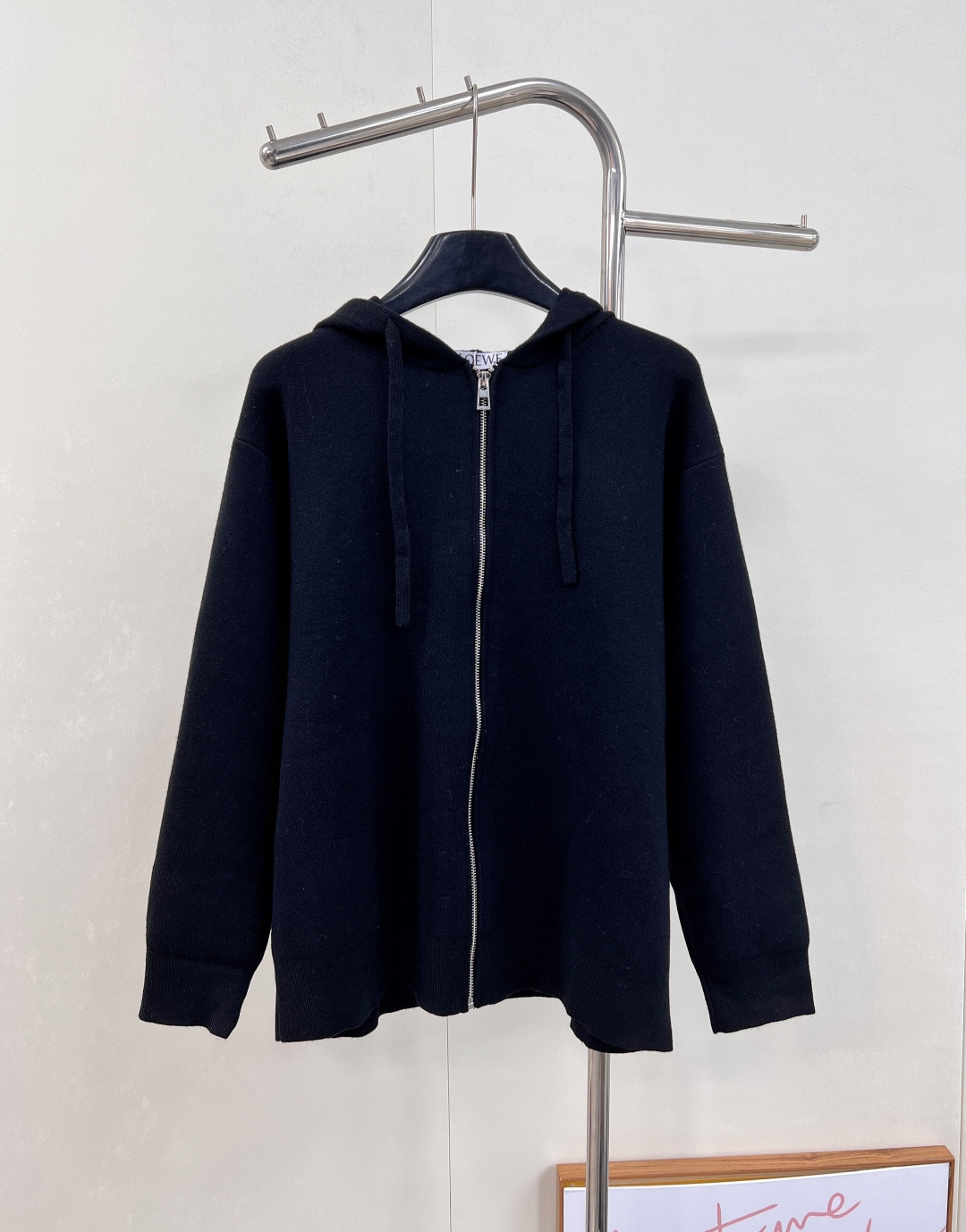 NO:569267,LOEWE's new back Anagram embossed zipper cardigan jacket. A secret sculpture, a high-end narrative when worn on the body. LOEWE's iconic embossed embossing technology quietly appears on the back of this cardigan. Fingertips stroke the surface of the fabric, and the concave and convex three-dimensional patterns are like hidden totems, only revealing a clue of identity to the outside world at the moment of turning around. Fluffy and soft, with a touch of high-grade gray as the base, it is the elegance tempered by time.  The front panel is decorated with a homogeneous clean fit display. The neat hooded design brings a touch of casualness and laziness. It is matched with the Anagram embossed embellishment on the back panel to inject the soul charm of the brand. The profound visual space shows an elegant figure and exudes infinite charm.   Double-sided stitching, drawstring hooded collar, original cuffs and hem, Anagram embossing on the back, and all hardware and accessories are originally developed!  A model of the intertwining of retro and fashion. It exudes a casual and lazy atmosphere, which can be seen in every turn. Every time you raise your hand, it shows your unique taste and extraordinary style, making the wearer the focus of attention. Complete three standards, two colors. Size sml code L3,, loewe, loewe, jackets & coats, hats, alexander wang19860909LOEWE罗意威 新款后背Anagram压印拉链开衫外套 隐秘的雕塑,穿在身上的高级叙事 LOEWE标志性的浮雕压印工艺,在这件开衫的后背悄然登场.指尖抚过织物表面,凹凸的立体纹路如隐秘图腾,仅在转身瞬间向外界泄露一丝身份线索柔如云朵 蓬松又轻柔,以一抹,高级灰为底 是时光淬炼的优雅 前幅饰以同质化clean fit展示 利落的连帽设计 带着一丝随性与慵懒 搭配后幅Anagram 压纹点缀 注入品牌灵魂魅力 富有深意的视觉空间 尽显优雅身姿 散发无限魅力 双面缝线,抽绳连帽衣领,原声出袖口和下摆,背面饰有Anagram压纹,五金辅料全部原版开发！ 复古与时尚交织的典范 散发随性自在的慵懒气息,皆能在每一个转身 每一次抬手间,尽显独特品味与不凡格调,让穿着者成为目光焦点.三标齐全,两色出 尺码sml 编码L3,,loewe,loewe,jackets & coats,hats,alexander wang,Women's clothing