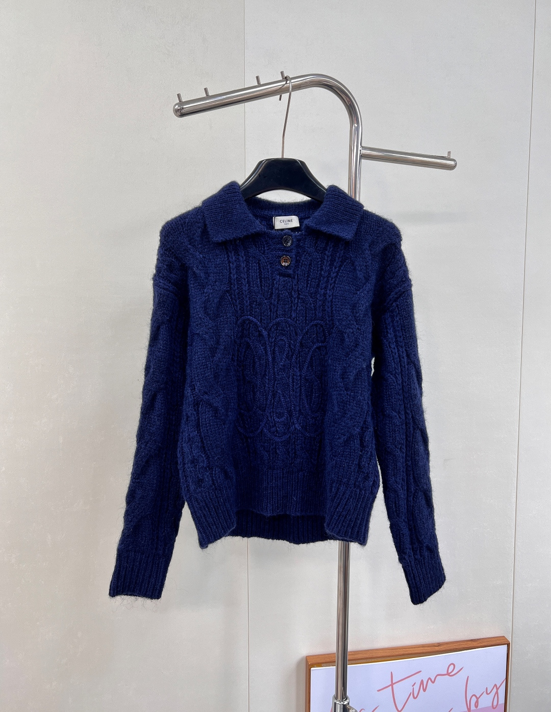 NO:569248,Celine2025 new crochet Arc de Triomphe lapel knitted top. Customized YB wool mohair knitted material. High-grade texture. Comfortable and soft. Regular short sweater style with lapel. Arc de Triomphe button decoration half placket design. Matched with multiple crochet twist texture Arc de Triomphe pattern on the chest to highlight the gentle temperament of the brand. The edges are all tightened with threaded vertical pit strips. Full of elasticity. High-end tonality. No matter the body or age. Simple and versatile for daily use in autumn and winter. Customized surface accessories.  Look for the correct version, available in two colors, size sml code,,celine,sweaters,alexander wang19860909Celine2025新款钩花凯旋门翻领针织上衣 定制YB羊毛马海毛针织材质 质感高级 舒适柔软 翻领常规短款毛衣版型 凯旋门纽扣装饰半开襟设计 搭配多重钩花麻花肌理胸口凯旋门图案 突出品牌温柔气质 包边均以螺纹竖坑条收紧 弹力十足 彰显高级调性 不挑身材年龄 秋冬日常简约百搭款 定制面辅料 认准版本,两色出 尺码sml 编码,,celine,sweaters,alexander wang,Women's clothing