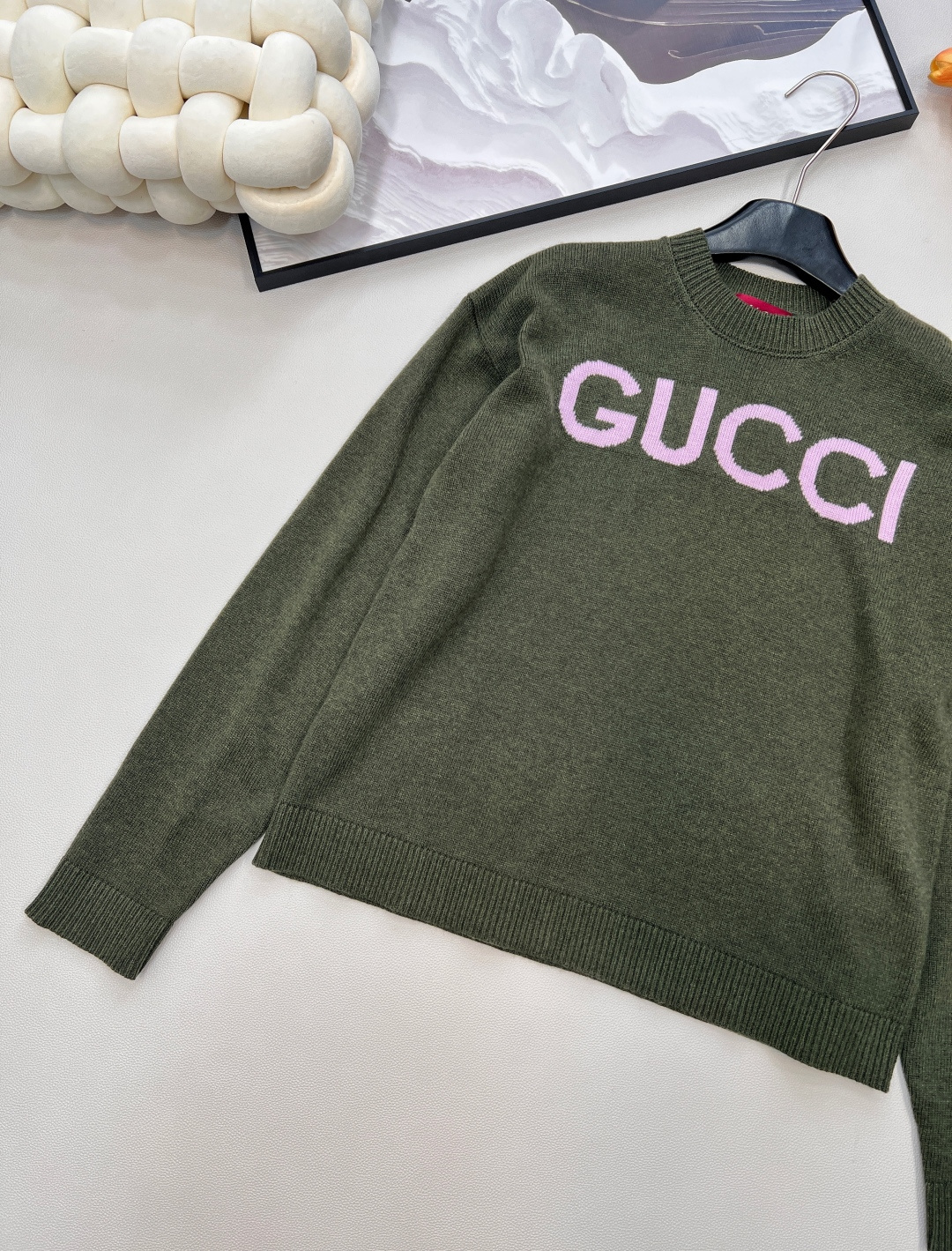🆕 GUCCI 新款嵌花字母圆领长袖羊毛针织衫这个不是印花哦，全部都是精工嵌花出来的，非常费工费时，成本