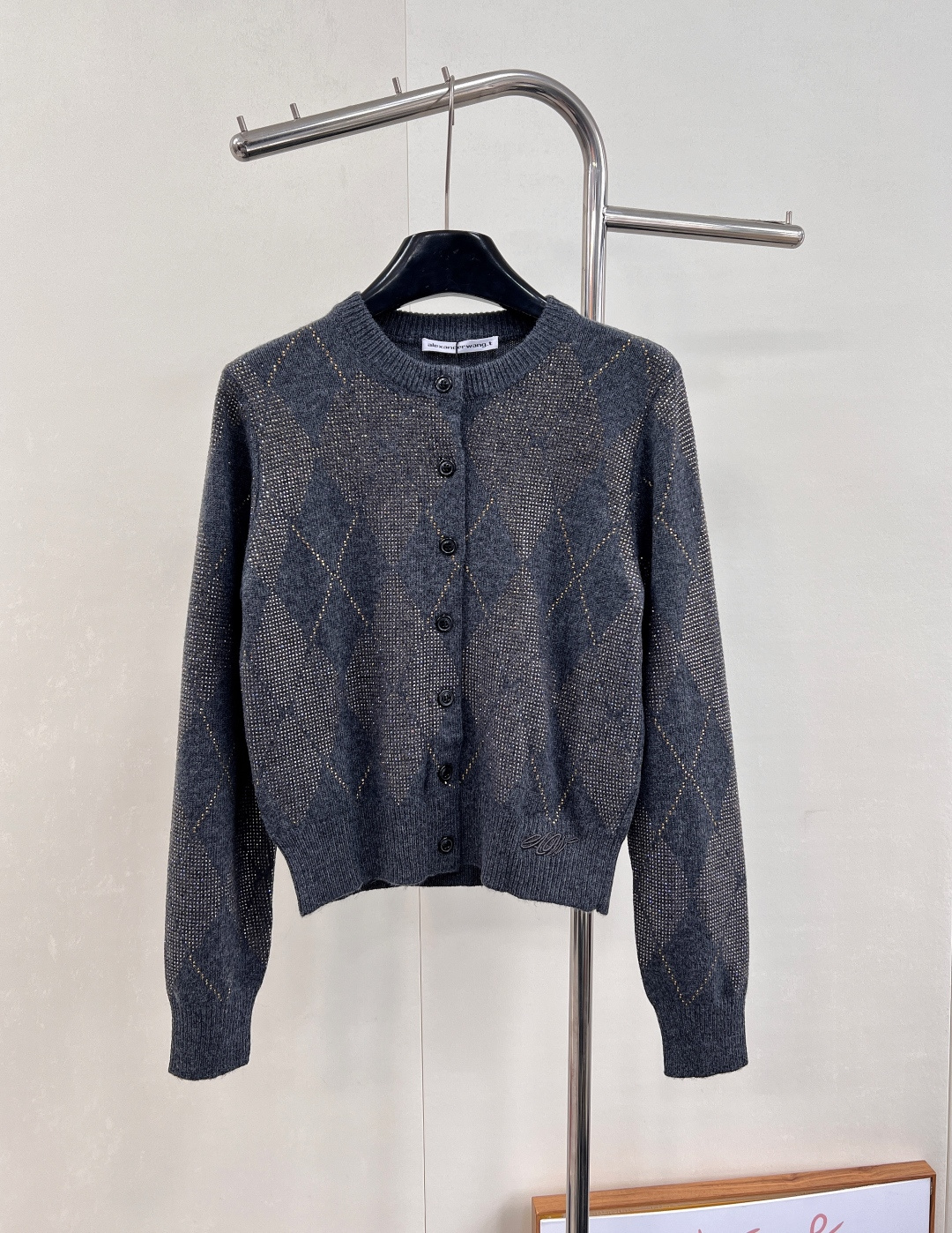 NO:570357,Alexander wang2025 new hot diamond rhombus jacquard knitted cardigan  , customized YB wool yarn weaving, fine texture, comfortable and easy to wear, round neck knitted cardigan cut, large body dark gray base, hot diamonds are combined into a rhombus pattern distribution, with the brightening and collision of lines, creating a literary and academic feel. The combination is very elastic  Sufficient fabric, tolerant of the body shape and making the body slimmer. The hem and waist are decorated with crochet letter logos to show the brand's tonality. The versatile style is not sensitive to age and skin color, making it more relaxed and holiday-like. The upper body is suitable for age-reducing fashionable styles. Complete with three standards, large quantities are shipped.  size sml code,,alexander wang19860909Alexander wang2025新款烫钻菱格提花针织开衫 ,定制YB羊毛纱线织造,质感细腻,舒适好穿,圆领针织开衫剪裁,大身深灰色打底,烫钻组合成菱格纹分布,配合线条的提亮碰撞,打造文艺学院感.搭配弹性十足的面料,包容身型更显瘦,下摆腰侧饰以钩花字母徽标装饰,展示品牌调性,百搭款式不挑年龄肤色,更显松弛有度假感,上身适配减龄时髦风格.三标齐全,大货出 尺码sml 编码,,alexander wang,Women's clothing