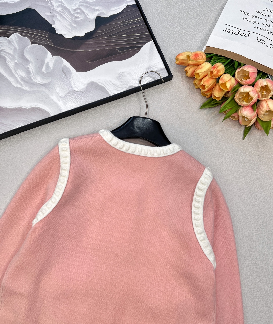 🆕 CHANEL 新款人间香奈儿，重工艺镂空浮雕针织开衫立体山拼色包边工艺，气质奢华又高级。原版定制面料