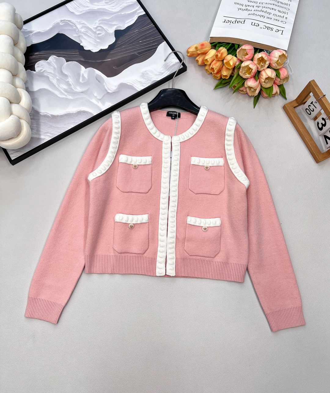 NO:570353,CHANEL's new worldly Chanel, heavy craftsmanship, hollow embossed knitted cardigan, three-dimensional mountain color matching binding technology, luxurious and high-end temperament. Original customized fabric, classic design, round neck, four-pocket version, versatile, fashionable and high-end!  Such a gentle cardigan. Both the pattern and the fabric are very textured. The white color is like moonlight and has a clear feeling. The gentle French movie heroine is instantly recognizable. The crocheted flowers are beautiful and romantic ~ the custom-made yarn is exquisite and has a great texture!  A sweet girl with elegant temperament~healing style and good looks, complete three standards, large shipments, size sml code,,chanel,chanel,alexander wang19860909CHANEL 新款人间香奈儿,重工艺镂空浮雕针织开衫 立体山拼色包边工艺,气质奢华又高级.原版定制面料,设计经典圆领四口袋版型百搭不挑人时髦又高级！ 好温柔的开衫 无论是版型还是面料都很有质感 如月光般的白色好有清透感 温柔法式电影女主即视感 钩织花朵唯美浪漫～定制的纱线细腻质感超级棒！气质优雅的甜美少女～治愈系高颜值,三标齐全,大货出 尺码sml 编码,,chanel,chanel,alexander wang,Women's clothing