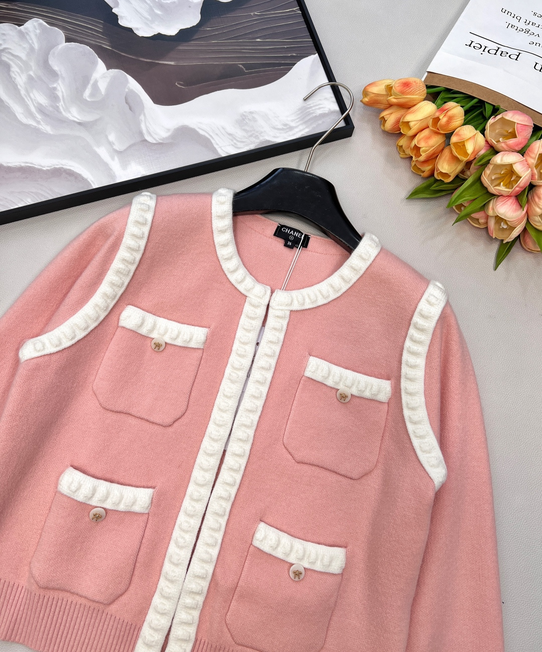 🆕 CHANEL 新款人间香奈儿，重工艺镂空浮雕针织开衫立体山拼色包边工艺，气质奢华又高级。原版定制面料