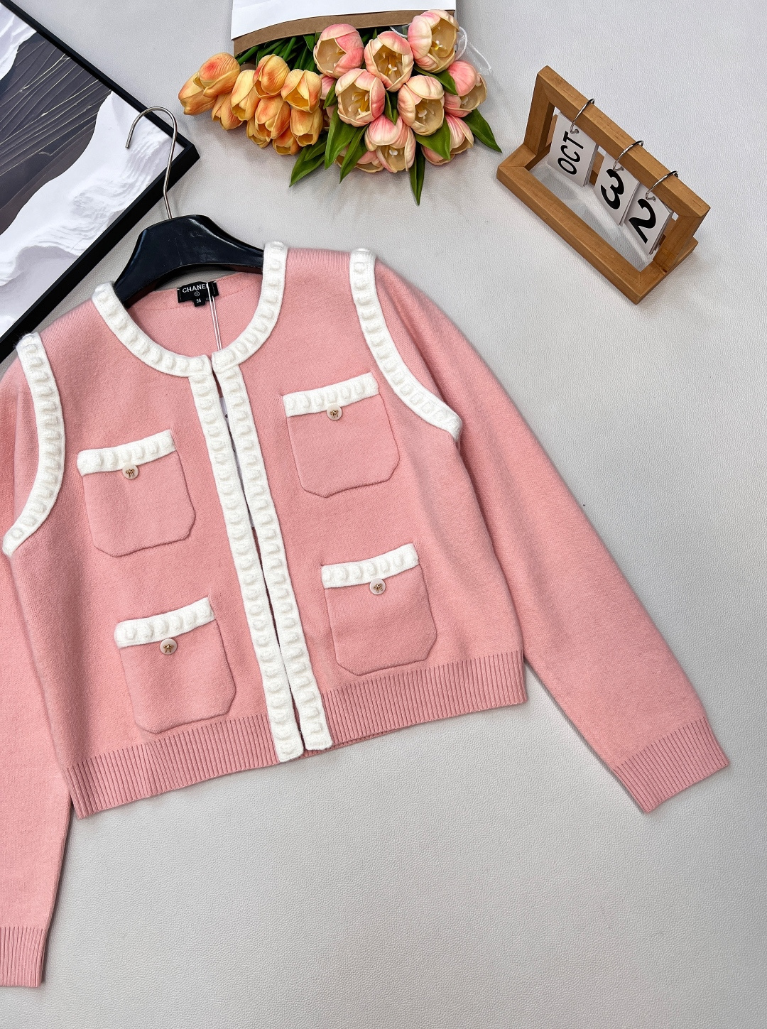 🆕 CHANEL 新款人间香奈儿，重工艺镂空浮雕针织开衫立体山拼色包边工艺，气质奢华又高级。原版定制面料