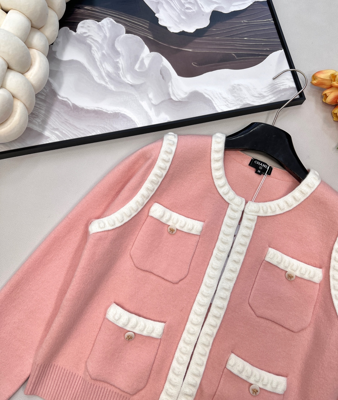 🆕 CHANEL 新款人间香奈儿，重工艺镂空浮雕针织开衫立体山拼色包边工艺，气质奢华又高级。原版定制面料