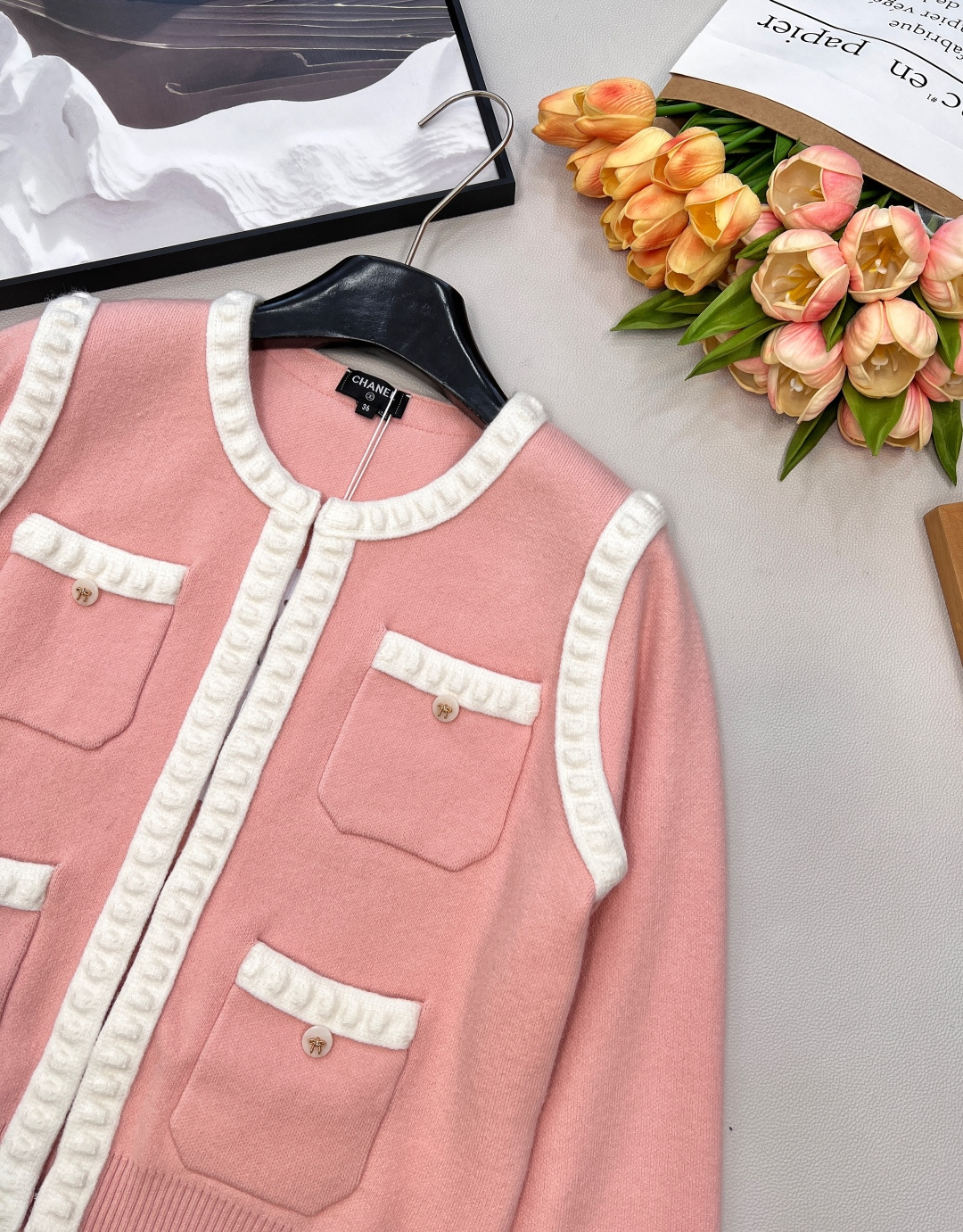 🆕 CHANEL 新款人间香奈儿，重工艺镂空浮雕针织开衫立体山拼色包边工艺，气质奢华又高级。原版定制面料