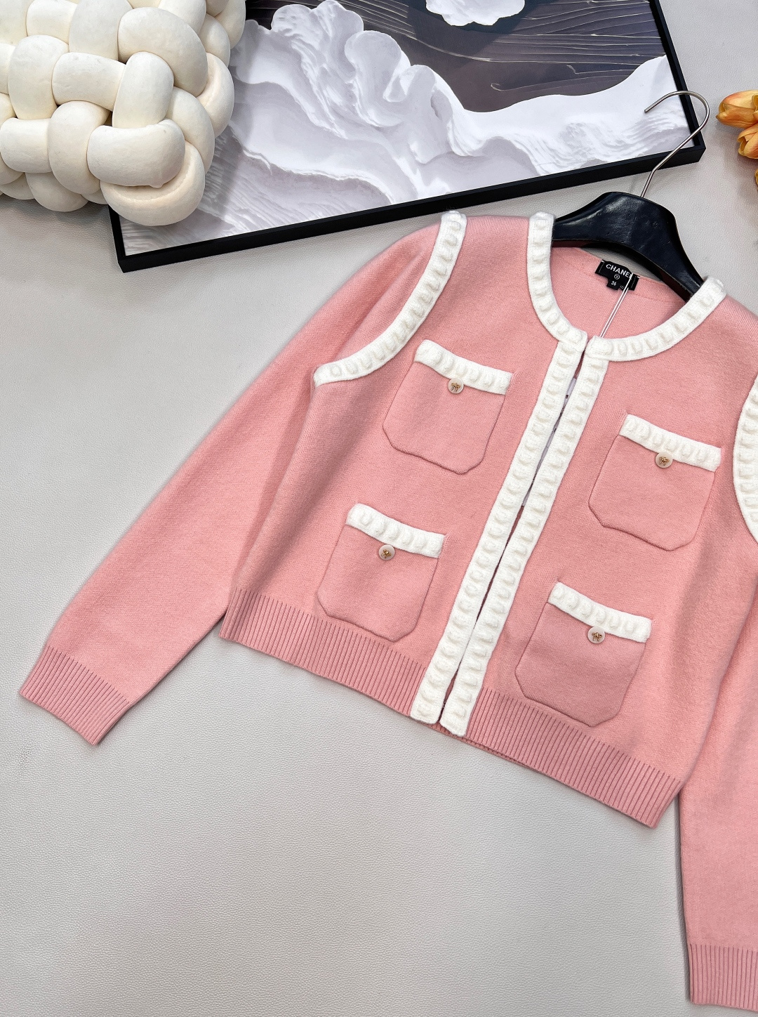🆕 CHANEL 新款人间香奈儿，重工艺镂空浮雕针织开衫立体山拼色包边工艺，气质奢华又高级。原版定制面料