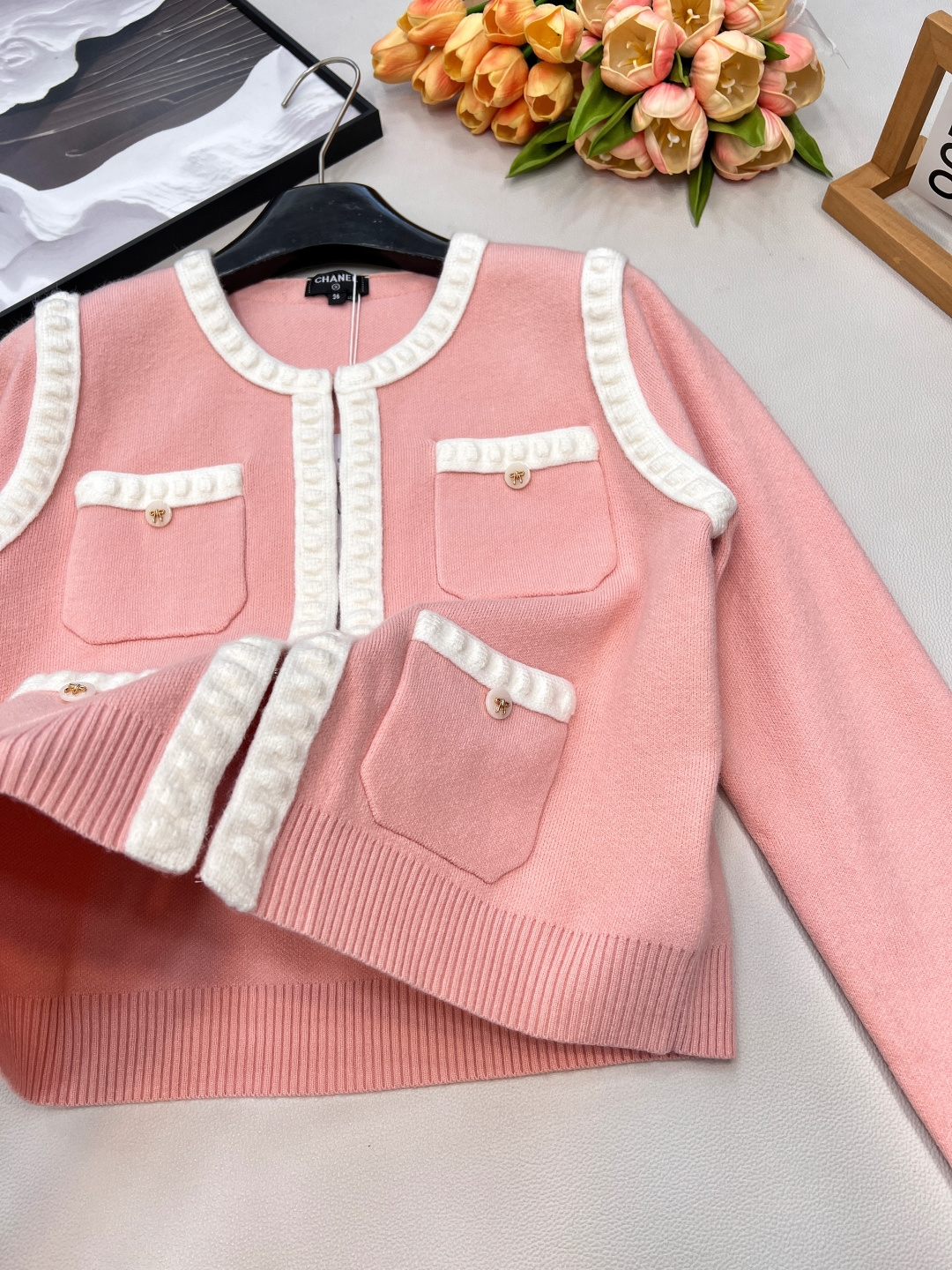 🆕 CHANEL 新款人间香奈儿，重工艺镂空浮雕针织开衫立体山拼色包边工艺，气质奢华又高级。原版定制面料