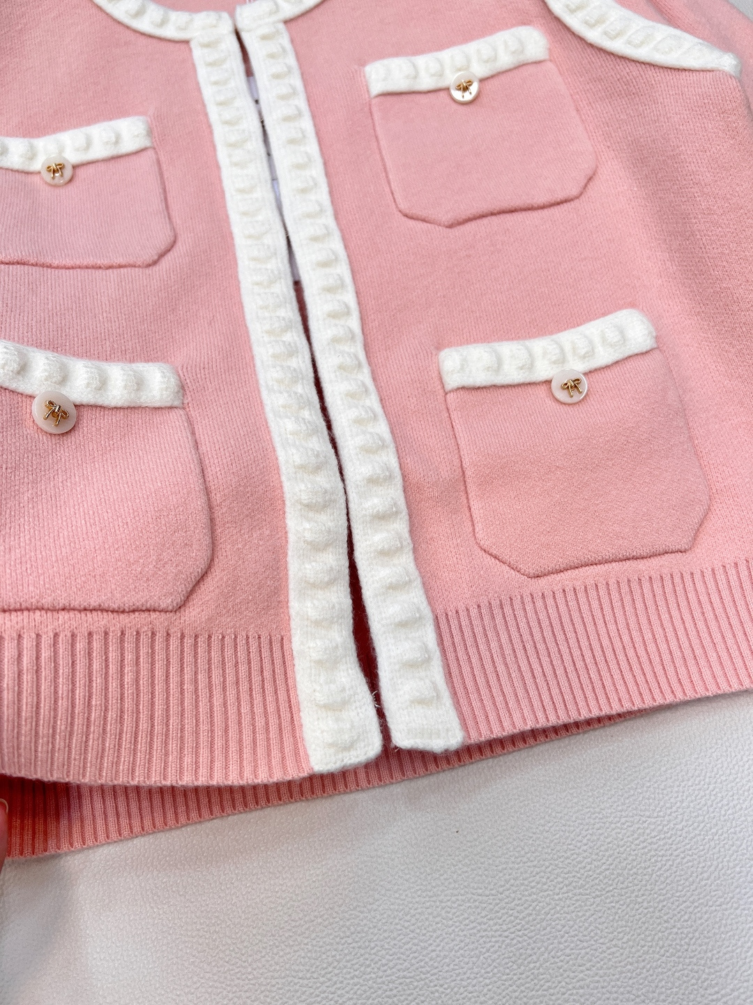 🆕 CHANEL 新款人间香奈儿，重工艺镂空浮雕针织开衫立体山拼色包边工艺，气质奢华又高级。原版定制面料