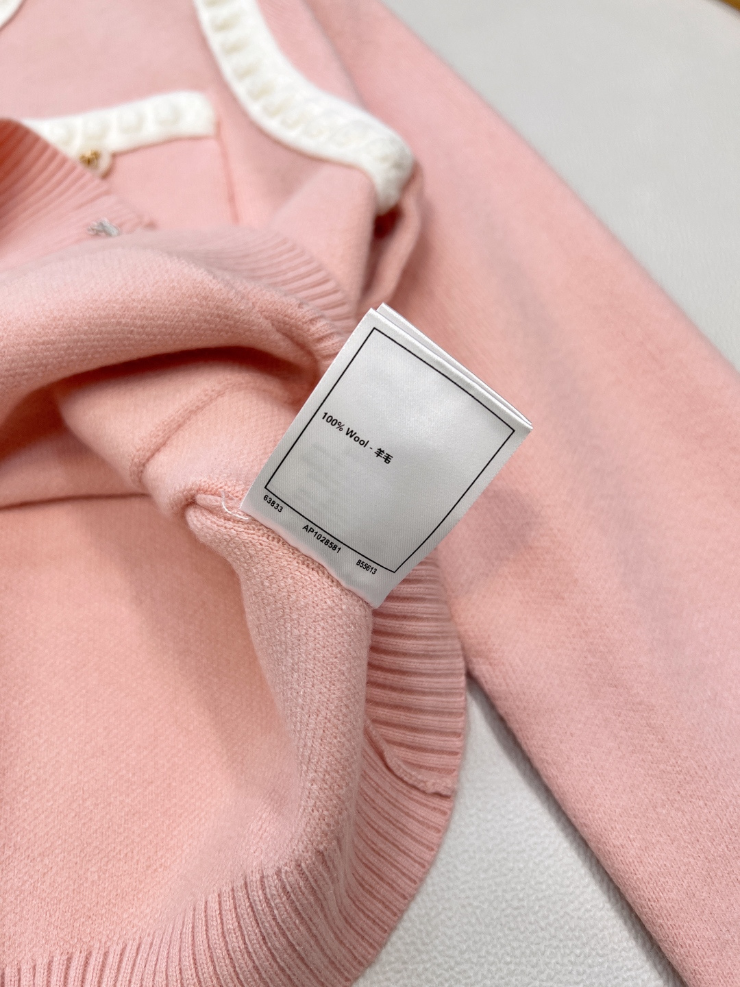 🆕 CHANEL 新款人间香奈儿，重工艺镂空浮雕针织开衫立体山拼色包边工艺，气质奢华又高级。原版定制面料