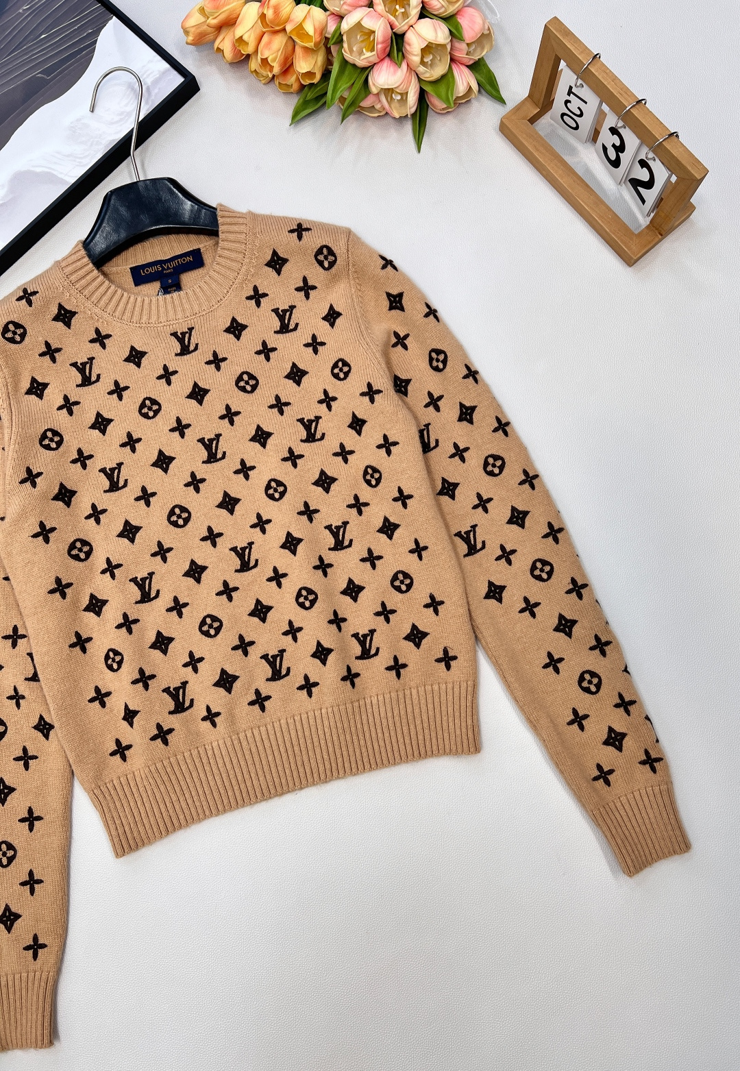 🆕Louis Vuitton2025新款圆领刺绣针织套头毛衣定制YB羊绒纱线织造 质感细腻 穿搭舒适 圆