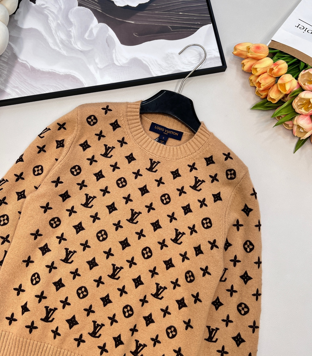 🆕Louis Vuitton2025新款圆领刺绣针织套头毛衣定制YB羊绒纱线织造 质感细腻 穿搭舒适 圆