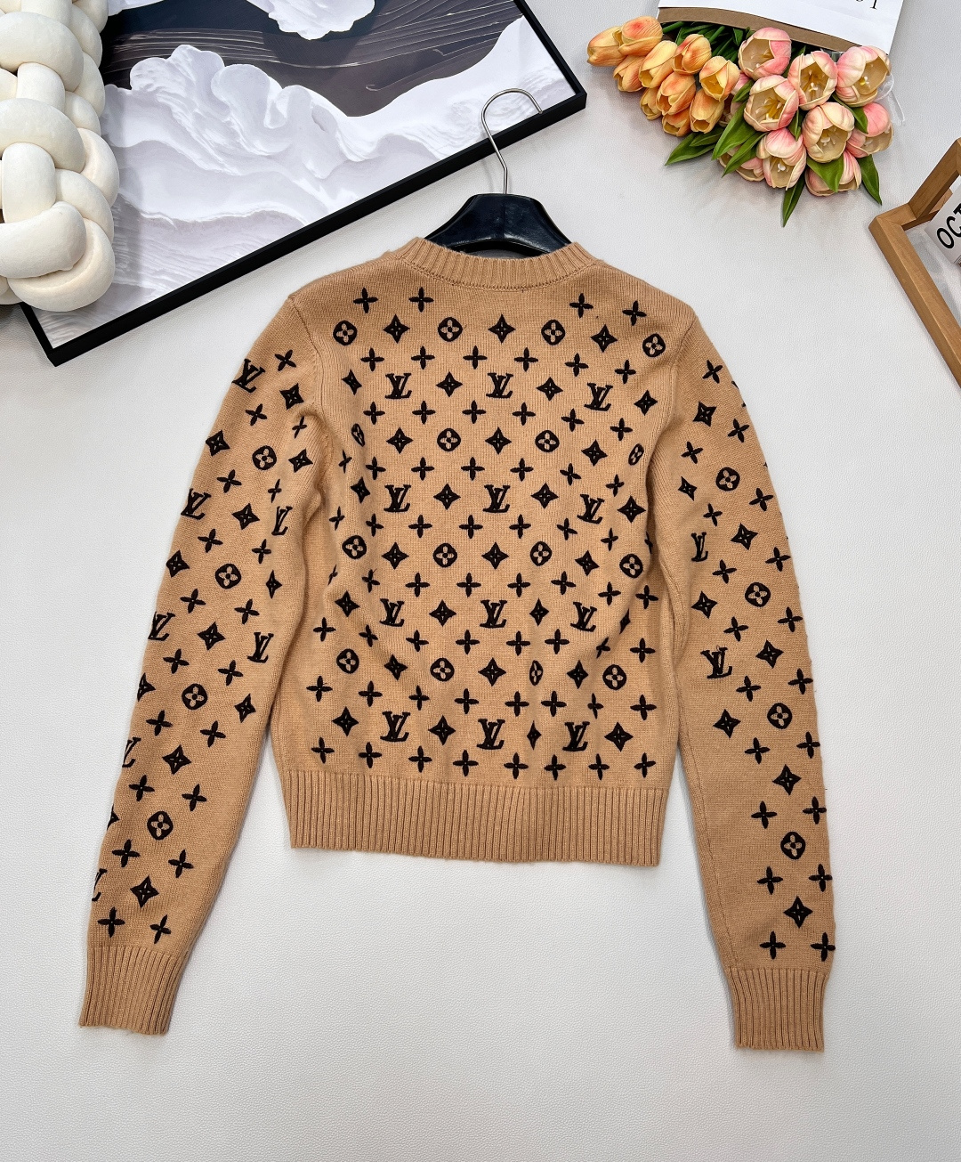 🆕Louis Vuitton2025新款圆领刺绣针织套头毛衣定制YB羊绒纱线织造 质感细腻 穿搭舒适 圆