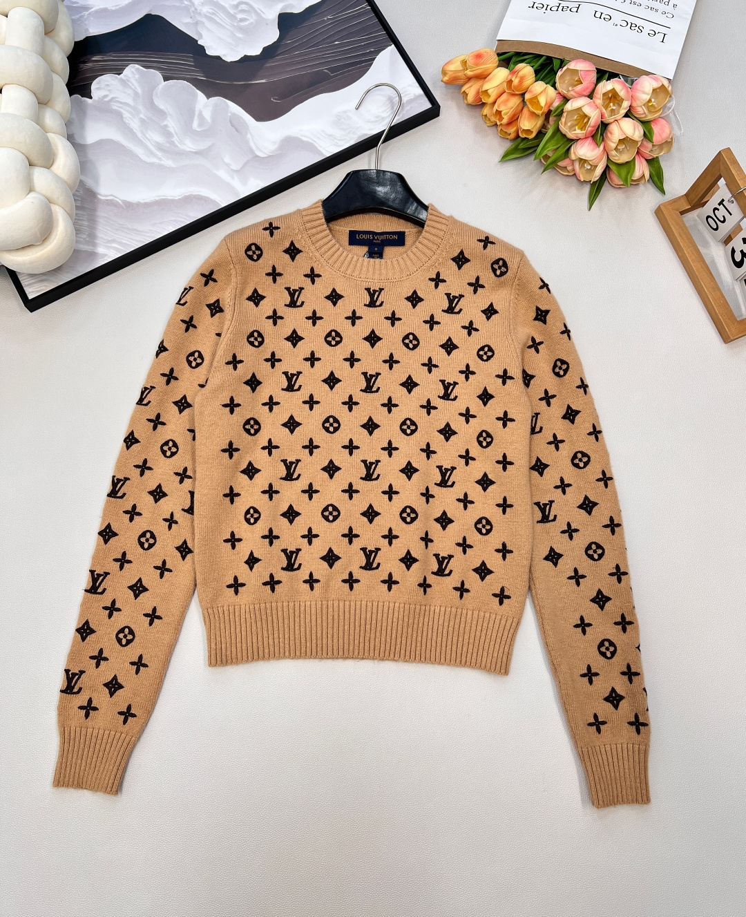 NO:570344,Louis Vuitton 2025 new round neck embroidered knitted pullover sweater. Customized YB cashmere yarn weaving. Delicate texture and comfortable to wear. Round neck knitted pullover sweater tailoring. All-over four-leaf clover logo letter embroidery distribution. Shows the brand tone. Matched with the edges and outlined in the same color to form a collision. Paired with elastic fabrics. Fits the body shape and makes you slimmer.  , complete three standards, three colors, size sml coding, louis vuitton, sweaters, alexander wang19860909Louis Vuitton2025新款圆领刺绣针织套头毛衣 定制YB羊绒纱线织造 质感细腻 穿搭舒适 圆领针织套头毛衣剪裁 通体四叶草徽标字母刺绣分布 展示品牌调性 配合包边以同色系勾勒形成碰撞 搭配弹性十足的面料 贴合身型更显瘦 百搭款式不挑年龄肤色 更显松弛 上身时髦洋气 定制面辅料 认准版本 ,三标齐全,三色出 尺码sml 编码,,louis vuitton,sweaters,alexander wang,Women's clothing