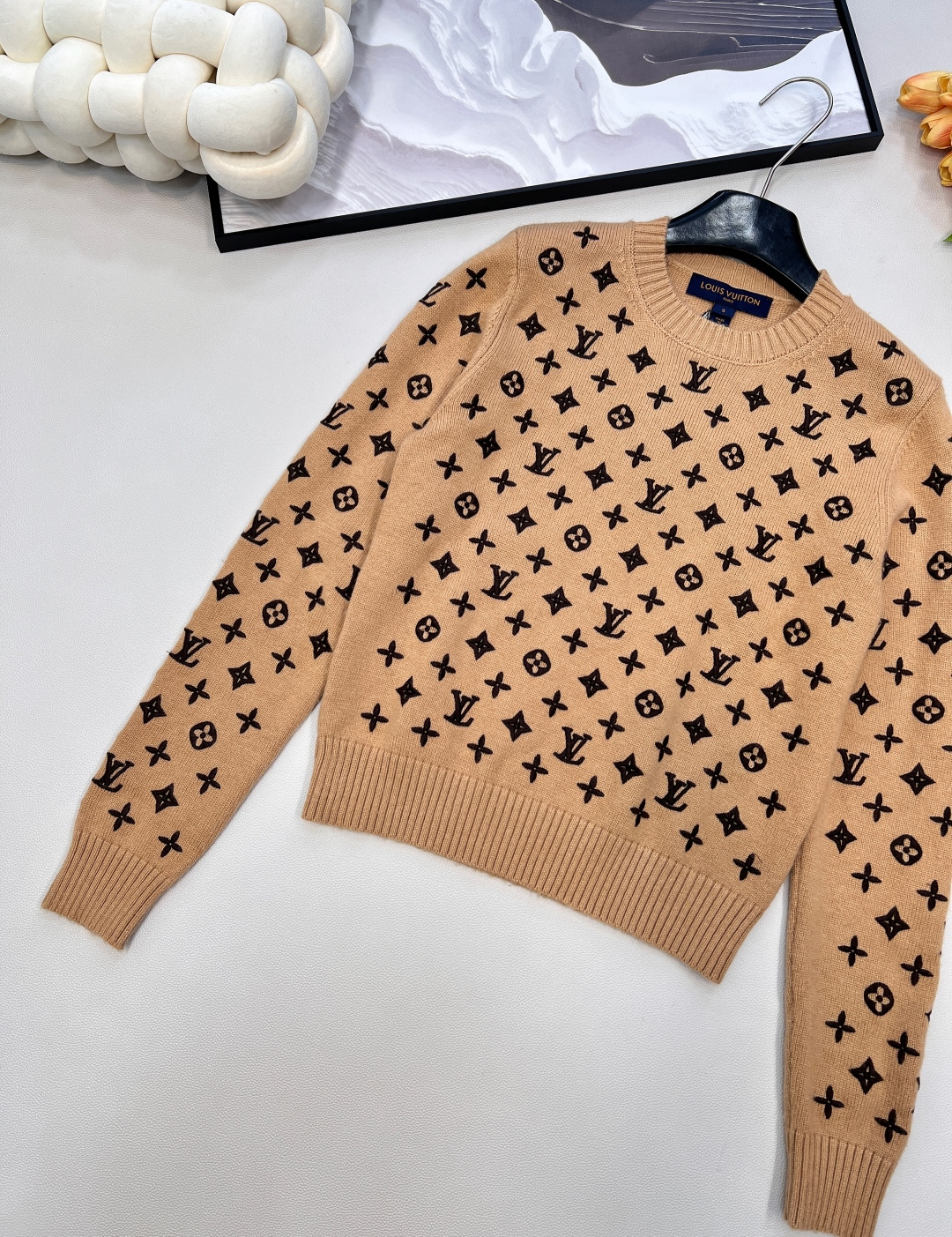 🆕Louis Vuitton2025新款圆领刺绣针织套头毛衣定制YB羊绒纱线织造 质感细腻 穿搭舒适 圆