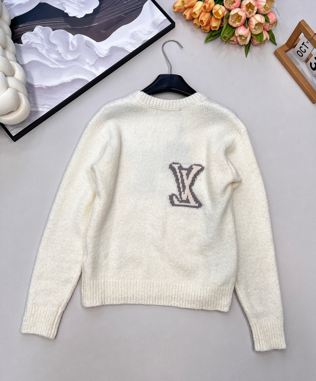 🆕 LOUIS VUITTON 撞色字母嵌花图案羊毛针织衫原版11050购入 定染定纺特殊纱线毛衣颜色是