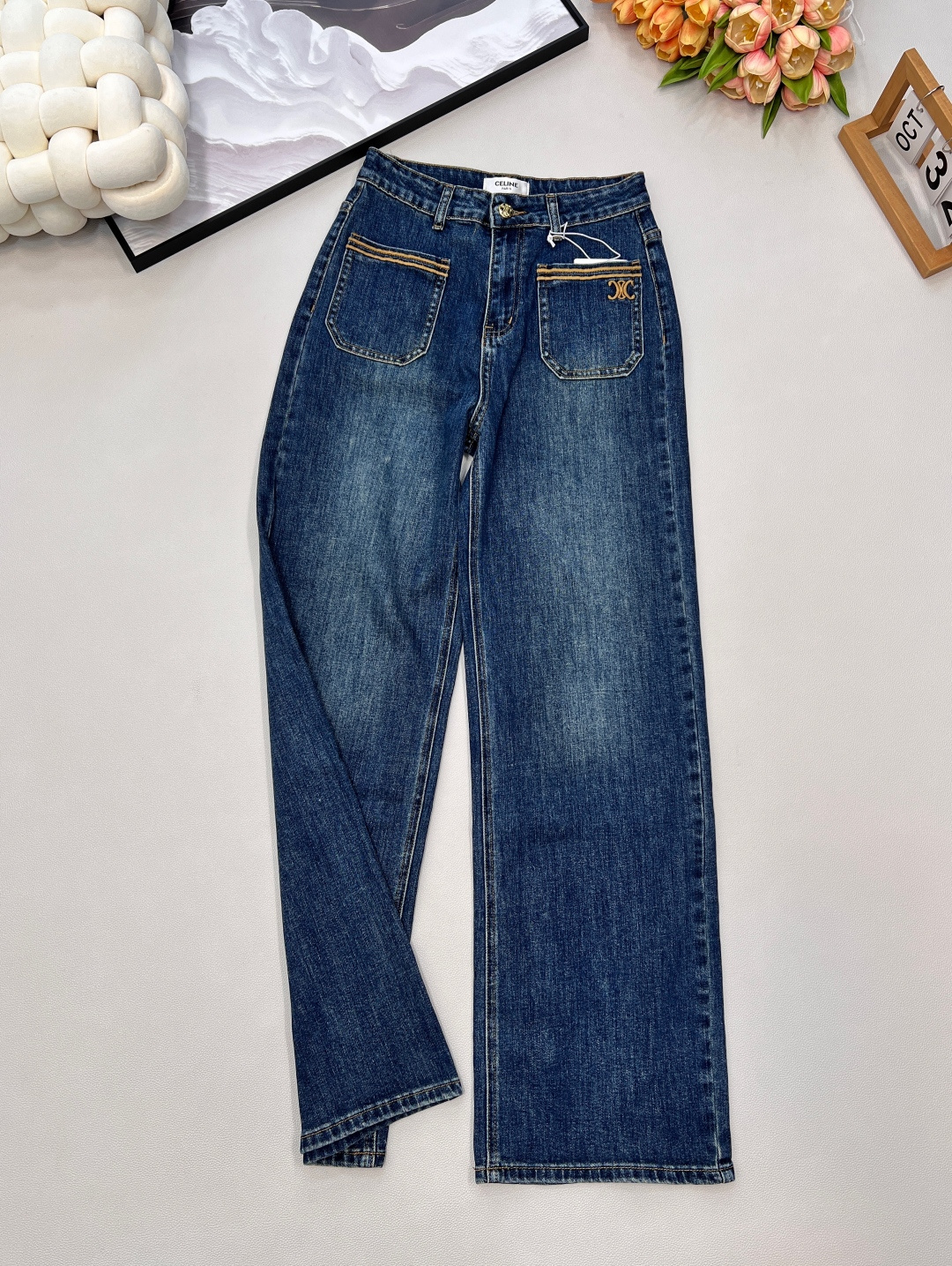 NO:570365,CELINE's new Arc de Triomphe 25 autumn and winter style stretch straight jeans with pocket embroidery, Siro stretch fabric, dark plain wash, custom embroidered logo waist tag, mid-high waist version to shape the body, simple and versatile, can be broadcasted. The medium-thick fabric is just right for early autumn, and can also be worn in South China in one piece. Three standards are complete, large quantities are shipped. Size sml code,,celine,jeans,alexander wang19860909CELINE新款凯旋门25秋冬款口袋刺绣弹力直筒牛仔裤,赛络纺弹力面料,深色普洗水,定制刺绣logo腰牌,中高腰版性塑造身材,简约百搭,可直播款.不厚不薄面料早秋刚刚恰好,华南地区也能一件过冬,三标齐全,大货出 尺码sml 编码,,celine,jeans,alexander wang,Women's clothing