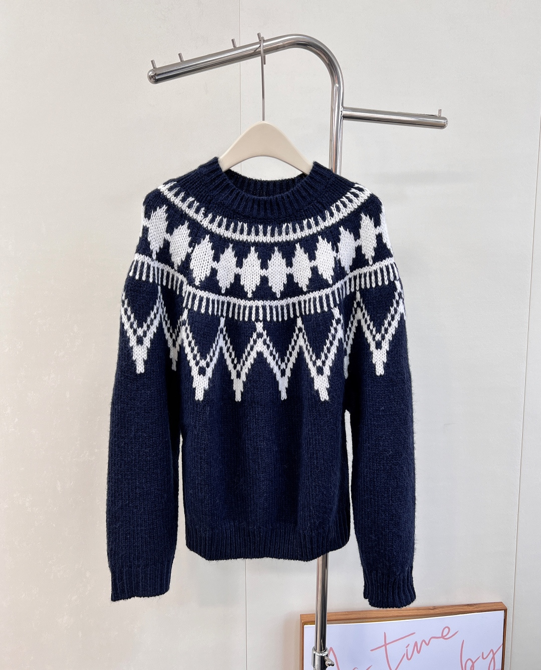 NO:570352,Dior 25FW ski series diamond crochet new sweater!  It’s very age-reducing. This piece is very comfortable and versatile!  You can wear the coat as a layer or just wear it alone, it’s very fashionable!  There is a little bit of thoughtfulness in the inner outfit, making the whole person look exquisite!  !  The customized fabric does not tie the body, and the pattern is woven on a loom. The texture is incomparable. If you like it, the first large order has been shipped!  Complete three standards, two colors, size sml code D, dior, jackets & coats, sweaters, alexander wang19860909Dior 25FW滑雪系列菱格钩花新款毛衣！很减龄哦 这件属于很舒服很百搭的那种！宝们可以叠穿外套也可以直接单穿 都很时髦洋气！内搭漏着一点点心机感 显得整个人都很精致！！定制的面料 不扎身 图案通过织机织出 质感无敌了..喜欢的来 首单大货已出！三标齐全,两色出 尺码sml 编码D,,dior,jackets & coats,sweaters,alexander wang,Women's clothing