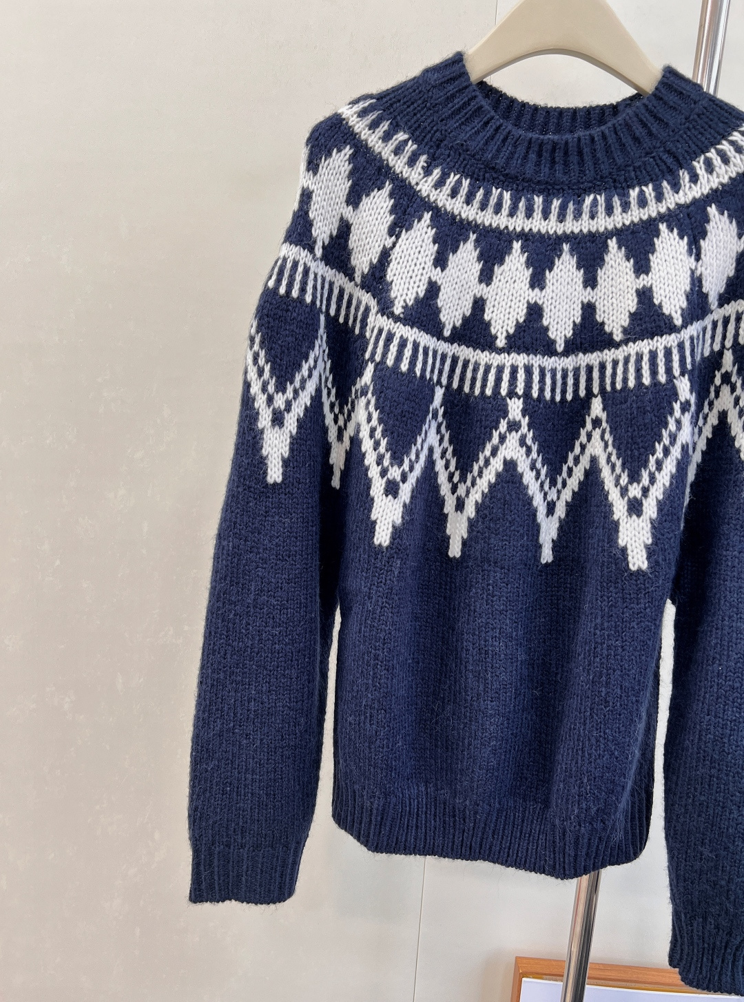 🆕Dior 25FW滑雪系列✂菱格钩花️新款毛衣！很减龄哦 这件属于很舒服很百搭的那种！宝们可以叠穿外套