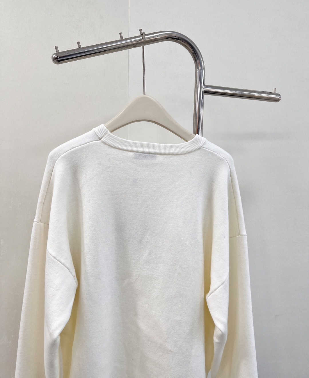 🆕 LOEWE logo撞色胸前口袋羊毛针织衫入秋的慵懒感穿搭🍂 奶油白色也太温柔了叭～胸前的撞色log