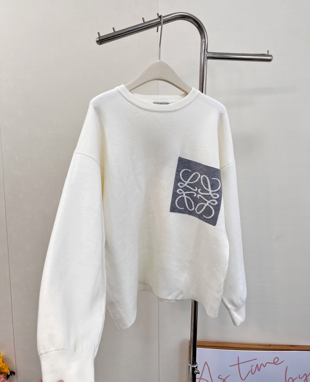 🆕 LOEWE logo撞色胸前口袋羊毛针织衫入秋的慵懒感穿搭🍂 奶油白色也太温柔了叭～胸前的撞色log