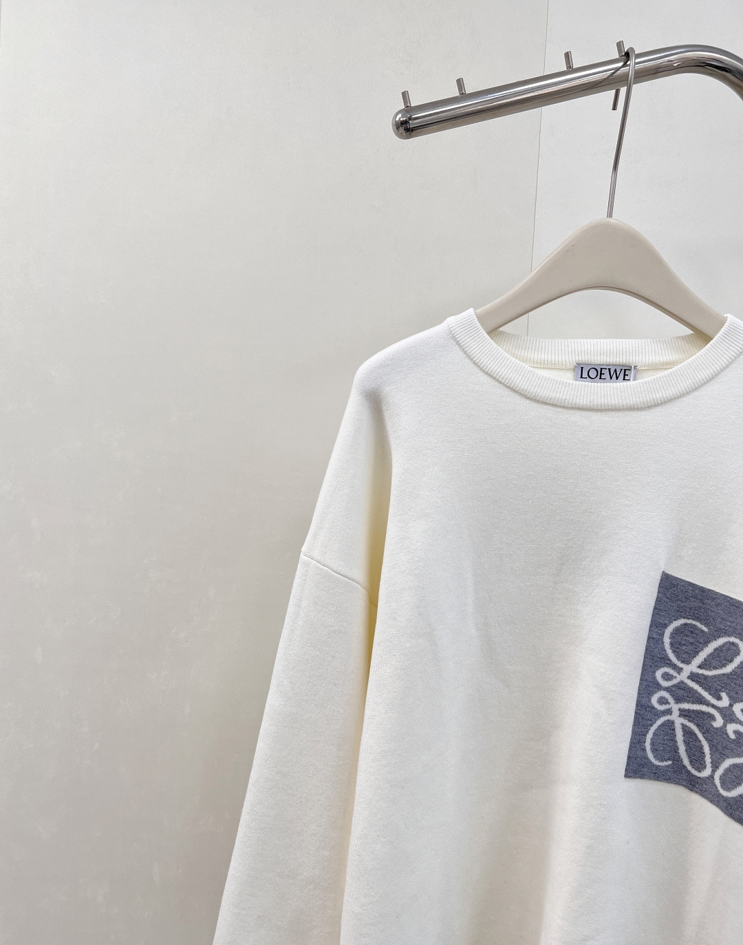 🆕 LOEWE logo撞色胸前口袋羊毛针织衫入秋的慵懒感穿搭🍂 奶油白色也太温柔了叭～胸前的撞色log