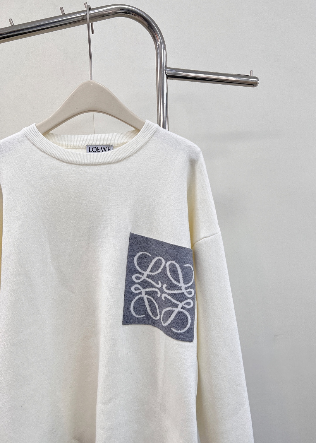 🆕 LOEWE logo撞色胸前口袋羊毛针织衫入秋的慵懒感穿搭🍂 奶油白色也太温柔了叭～胸前的撞色log