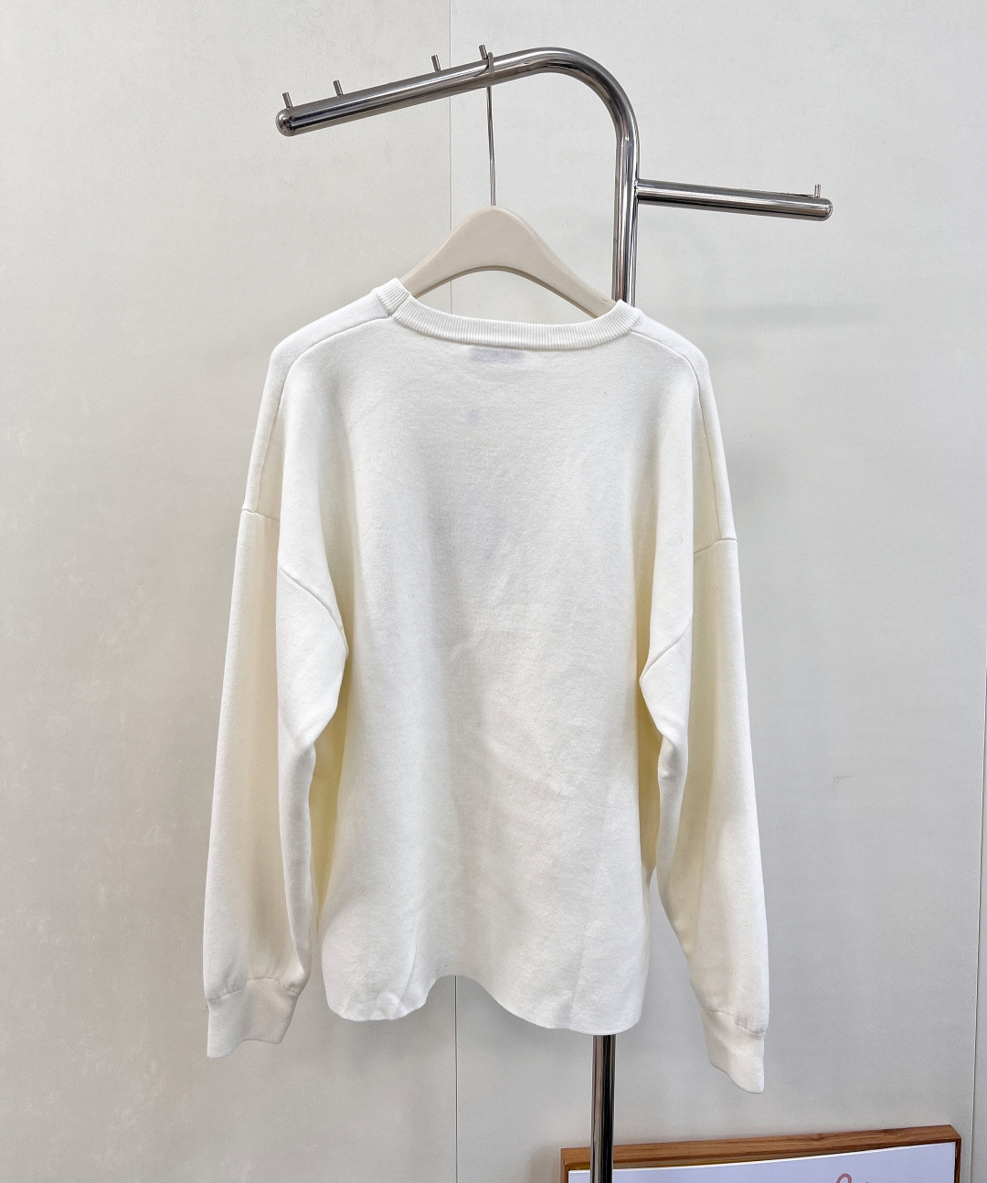 🆕 LOEWE logo撞色胸前口袋羊毛针织衫入秋的慵懒感穿搭🍂 奶油白色也太温柔了叭～胸前的撞色log