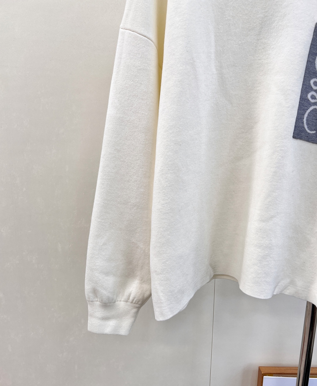 🆕 LOEWE logo撞色胸前口袋羊毛针织衫入秋的慵懒感穿搭🍂 奶油白色也太温柔了叭～胸前的撞色log