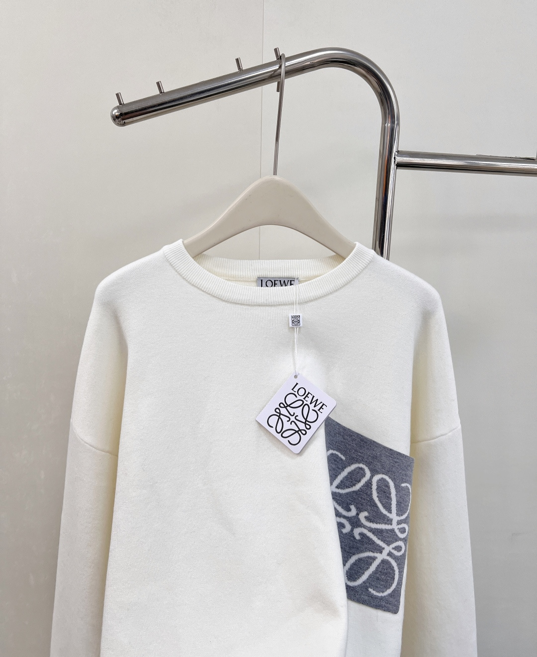 🆕 LOEWE logo撞色胸前口袋羊毛针织衫入秋的慵懒感穿搭🍂 奶油白色也太温柔了叭～胸前的撞色log