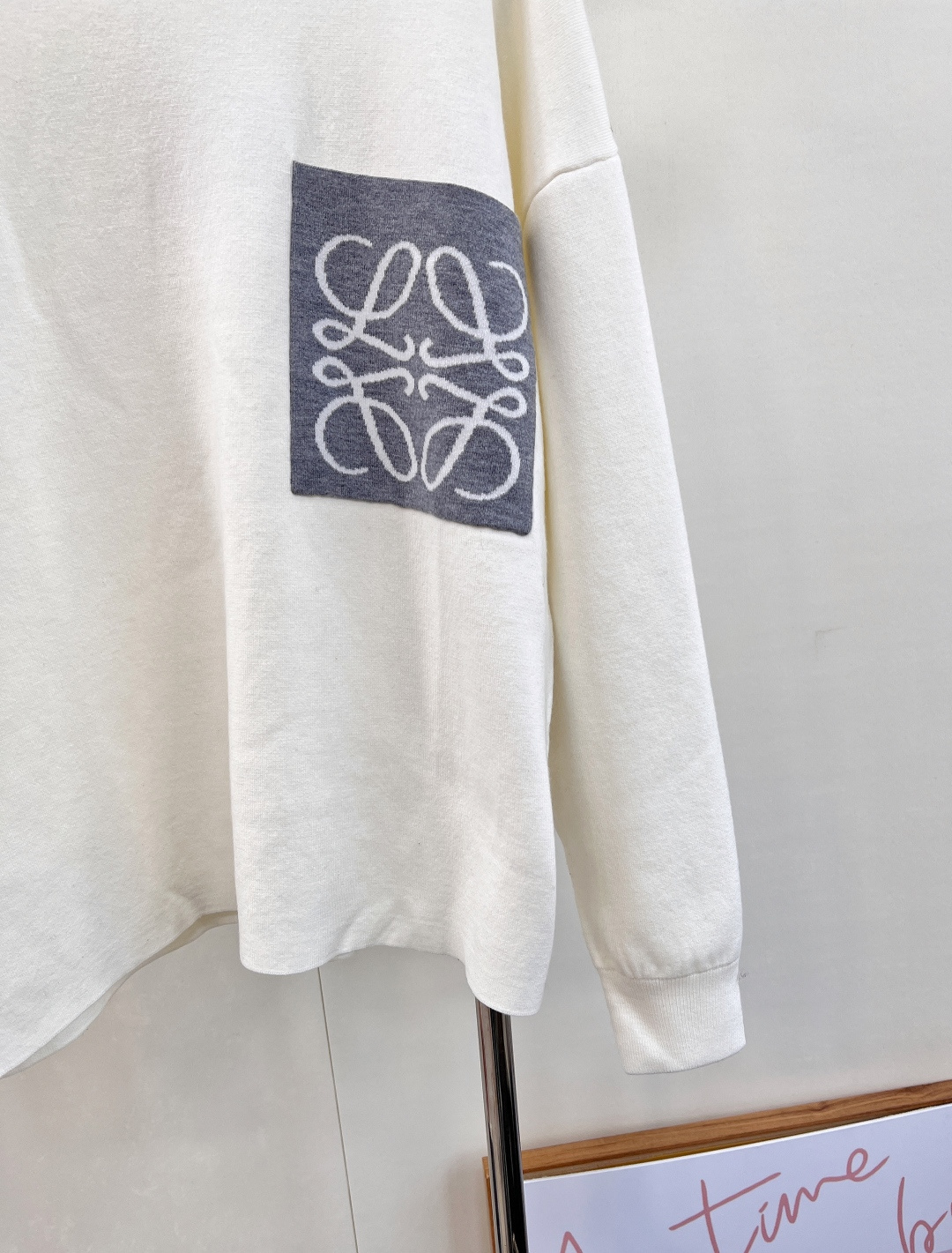 🆕 LOEWE logo撞色胸前口袋羊毛针织衫入秋的慵懒感穿搭🍂 奶油白色也太温柔了叭～胸前的撞色log