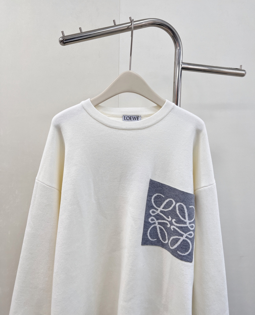 🆕 LOEWE logo撞色胸前口袋羊毛针织衫入秋的慵懒感穿搭🍂 奶油白色也太温柔了叭～胸前的撞色log