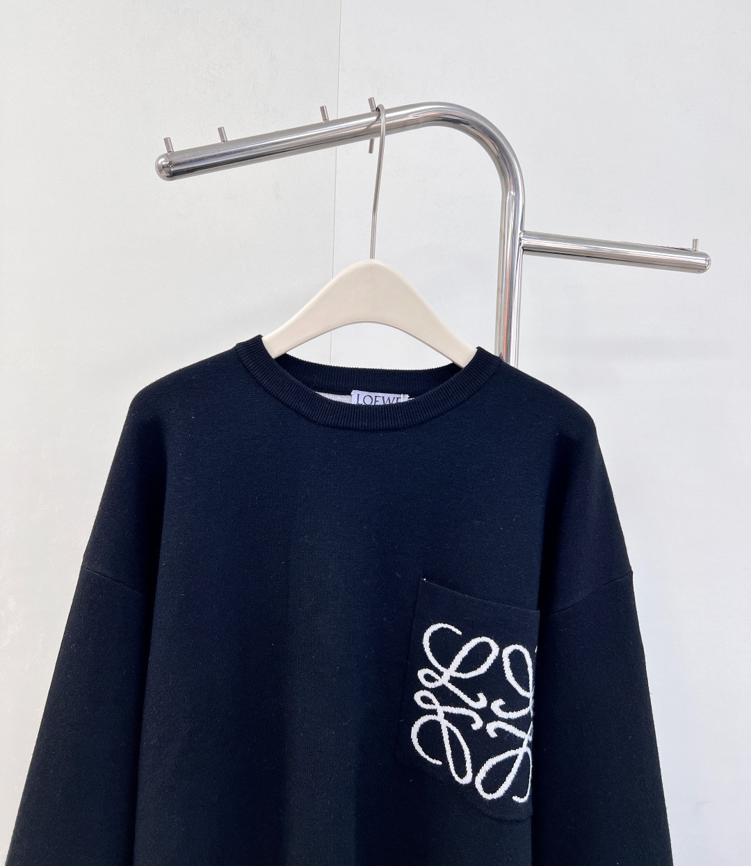 🆕 LOEWE logo撞色胸前口袋羊毛针织衫入秋的慵懒感穿搭🍂 奶油白色也太温柔了叭～胸前的撞色log