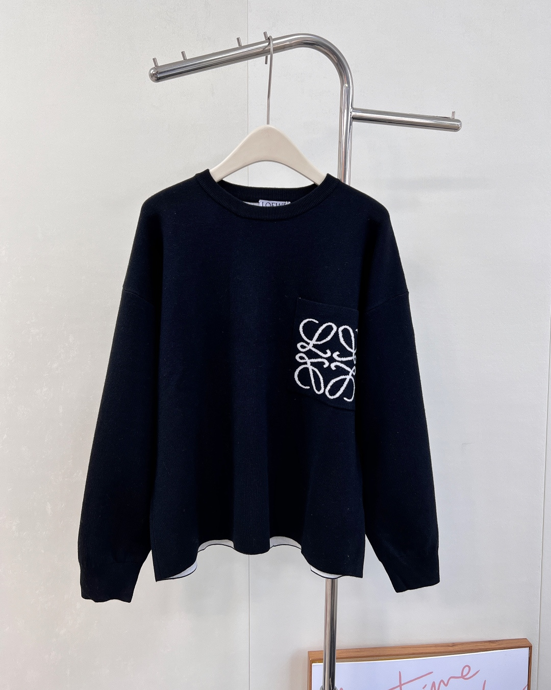 NO:570332,LOEWE logo contrast chest pocket wool sweater. A lazy look for autumn. The cream white is too gentle~ The contrast logo design on the chest is very clever and breaks the monotony. It is made of fine wool, soft and warm in winter, and the simple tailoring hides high-end tension. It unlocks the dual charm of laziness and sophistication. It is simple and fashionable and very tonal. The round neck pullover is classic and versatile. The loose style will look taller and slimmer with any bottom.  Suitable for girls with imperfect figures and small girls. Wear alone in early autumn. Simple and mid-tonal. Fashionable and high-end. Loose tailoring outlines a lazy silhouette. Same style for men and women. Complete three standards and three colors. Size sml code, loewe, alexander wang19860909LOEWE logo撞色胸前口袋羊毛针织衫 入秋的慵懒感穿搭 奶油白色也太温柔了叭～ 胸前的撞色logo设计很有巧思,打破单调感 精选细腻羊毛材质,柔软裹挟冬日暖意,简约剪裁中暗藏高级张力.一件解锁慵懒与精致的双重魅力 简约时髦 非常有调性 圆领套头经典百搭 宽松款搭配任何下装都会显高显瘦 对身形不完美和小个子女生都很友好 早秋单穿 简约中调性十足 时髦又高级,宽松剪裁勾勒慵懒轮廓男女同款,三标齐全三色出 尺码sml 编码,,loewe,alexander wang,Women's clothing