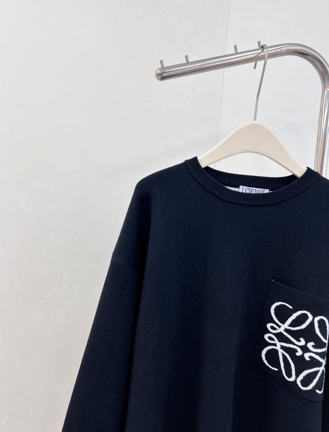 🆕 LOEWE logo撞色胸前口袋羊毛针织衫入秋的慵懒感穿搭🍂 奶油白色也太温柔了叭～胸前的撞色log