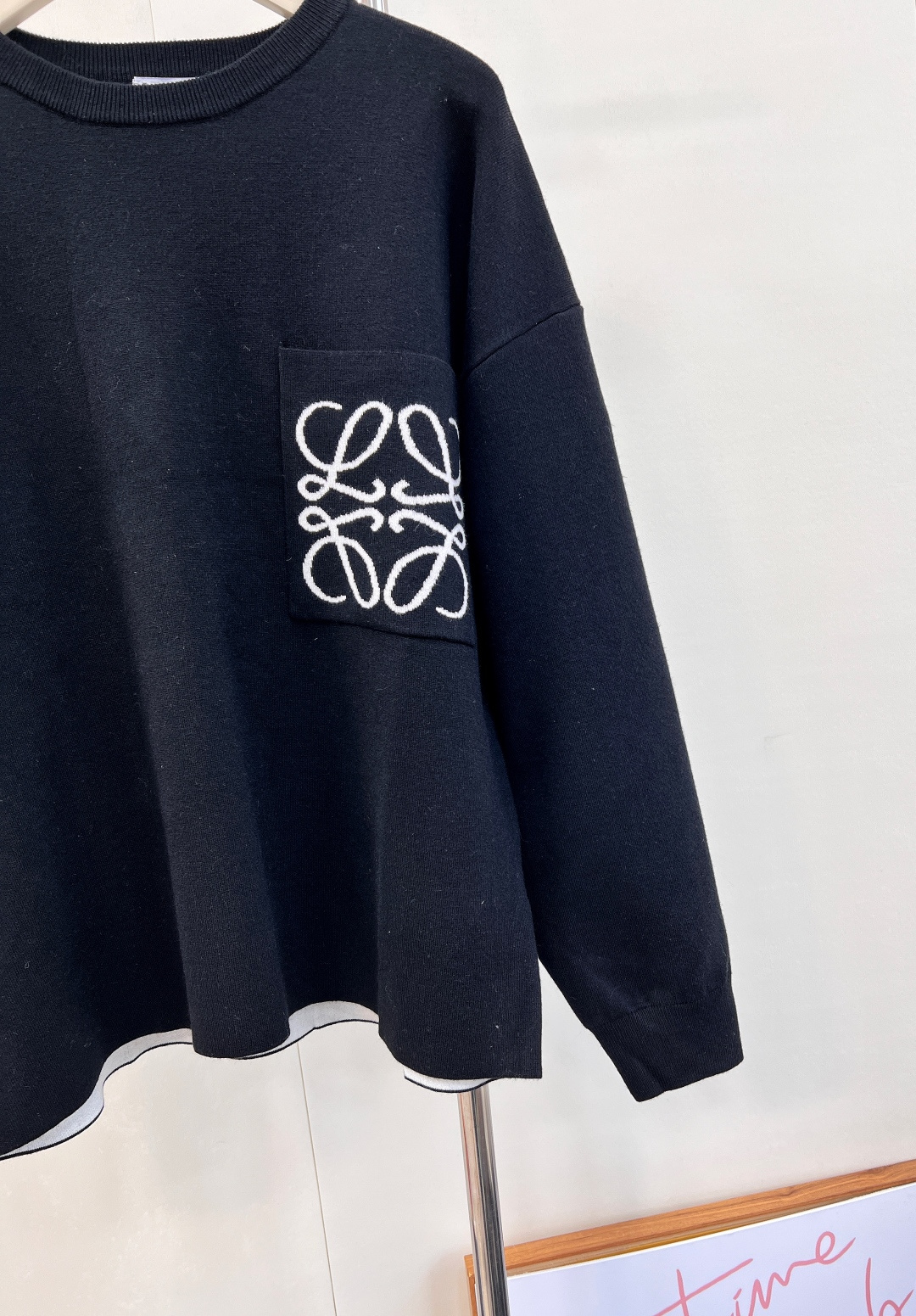 🆕 LOEWE logo撞色胸前口袋羊毛针织衫入秋的慵懒感穿搭🍂 奶油白色也太温柔了叭～胸前的撞色log