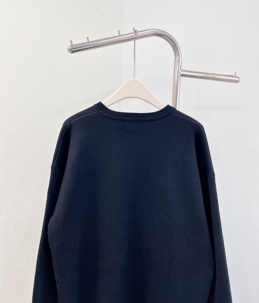 🆕 LOEWE logo撞色胸前口袋羊毛针织衫入秋的慵懒感穿搭🍂 奶油白色也太温柔了叭～胸前的撞色log