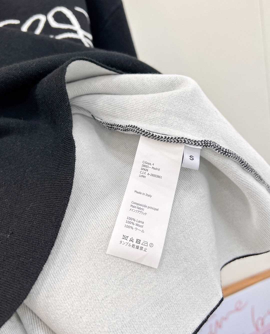 🆕 LOEWE logo撞色胸前口袋羊毛针织衫入秋的慵懒感穿搭🍂 奶油白色也太温柔了叭～胸前的撞色log