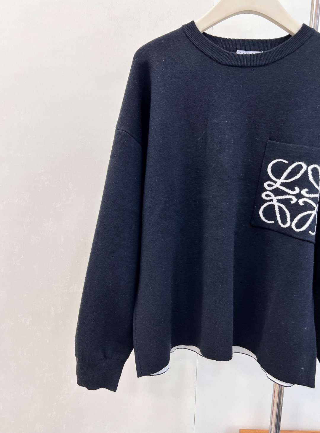 🆕 LOEWE logo撞色胸前口袋羊毛针织衫入秋的慵懒感穿搭🍂 奶油白色也太温柔了叭～胸前的撞色log