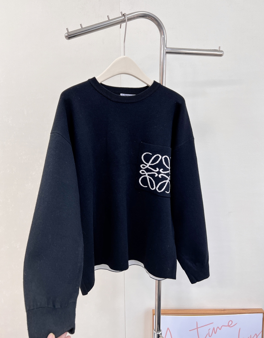 🆕 LOEWE logo撞色胸前口袋羊毛针织衫入秋的慵懒感穿搭🍂 奶油白色也太温柔了叭～胸前的撞色log