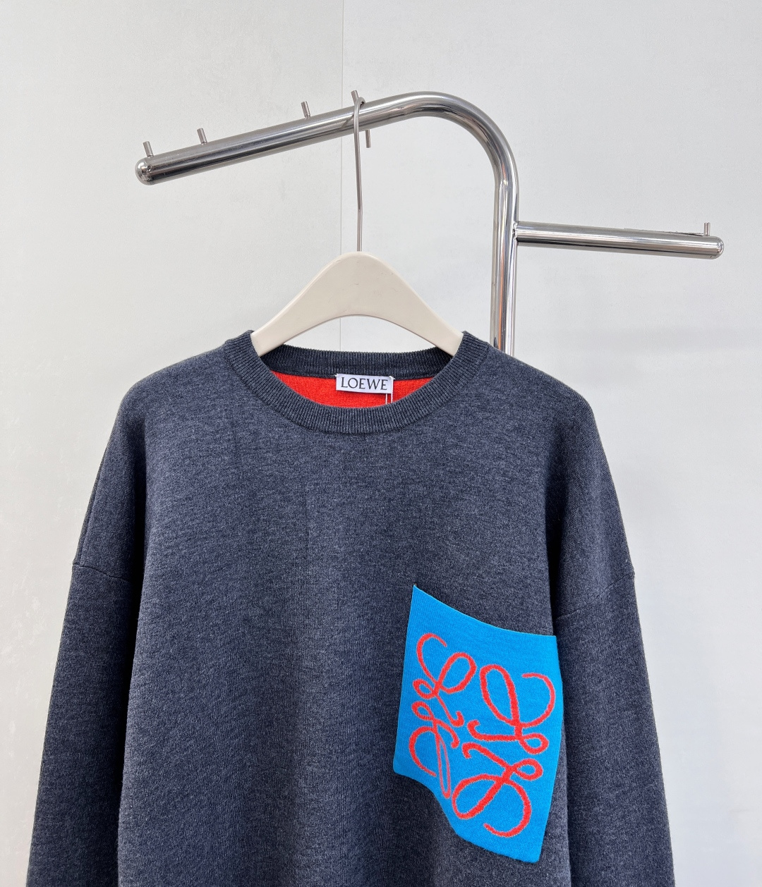 🆕 LOEWE logo撞色胸前口袋羊毛针织衫入秋的慵懒感穿搭🍂 奶油白色也太温柔了叭～胸前的撞色log