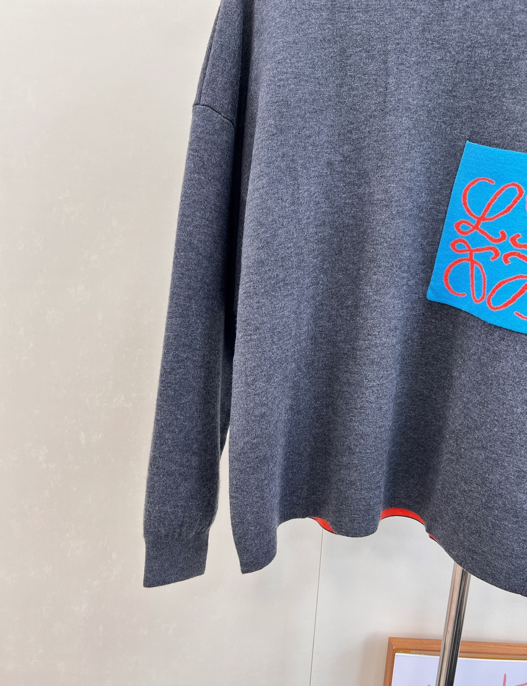 🆕 LOEWE logo撞色胸前口袋羊毛针织衫入秋的慵懒感穿搭🍂 奶油白色也太温柔了叭～胸前的撞色log